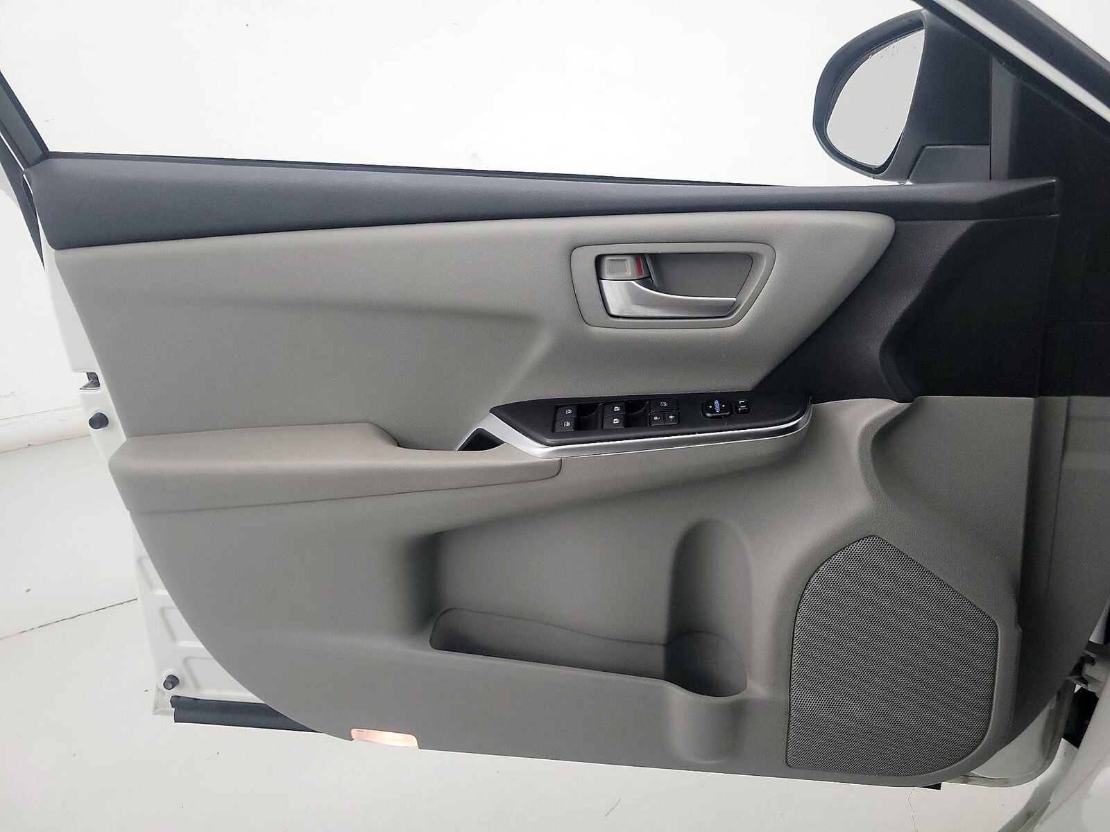 2017 Toyota Camry SE - Photo 13