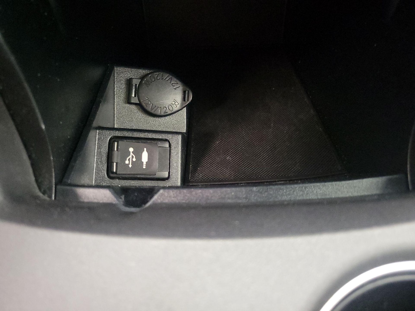 2017 Toyota Camry SE - Photo 18