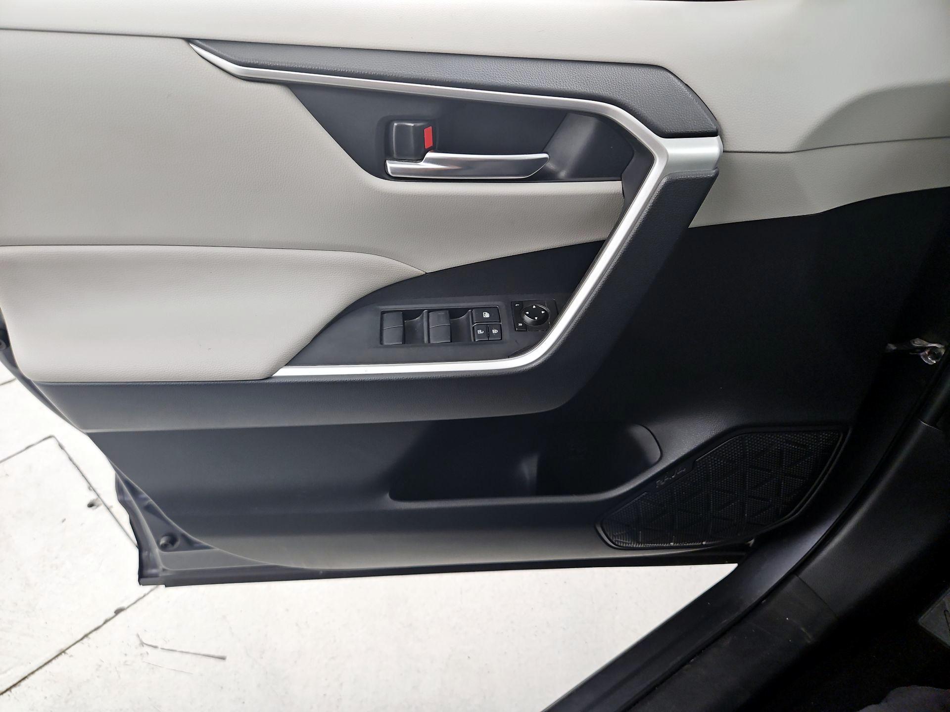 Thumbnail: 2019 Toyota RAV4 - 12