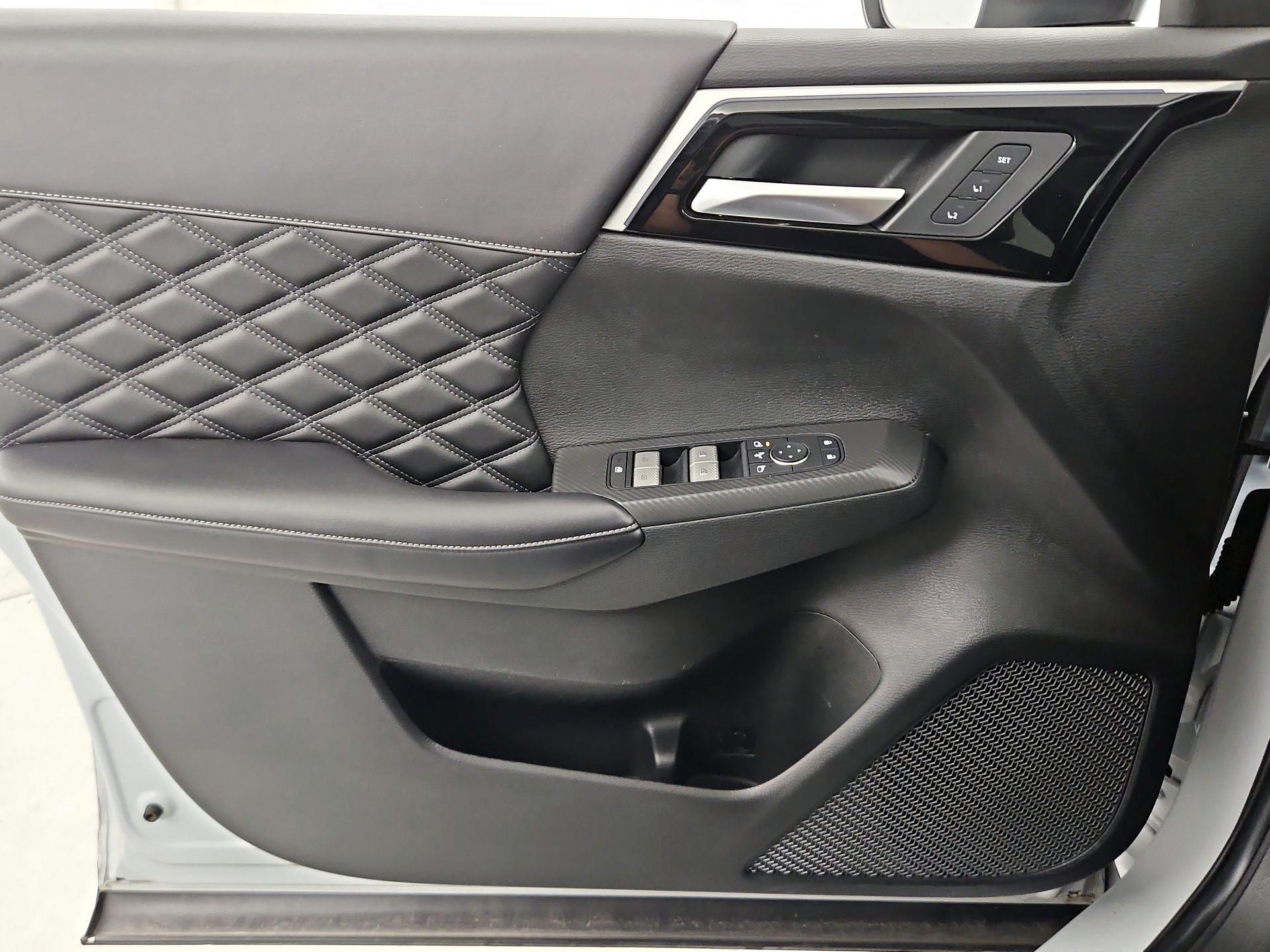 Thumbnail: 2024 Mitsubishi Outlander - 12