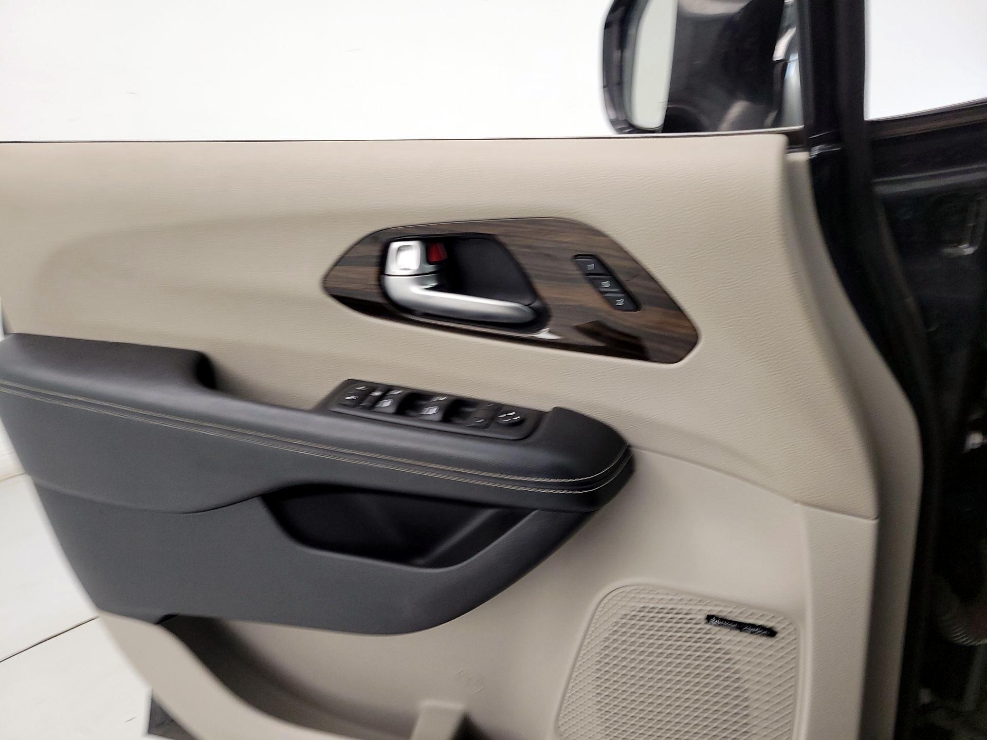 Thumbnail: 2021 Chrysler Pacifica - 12