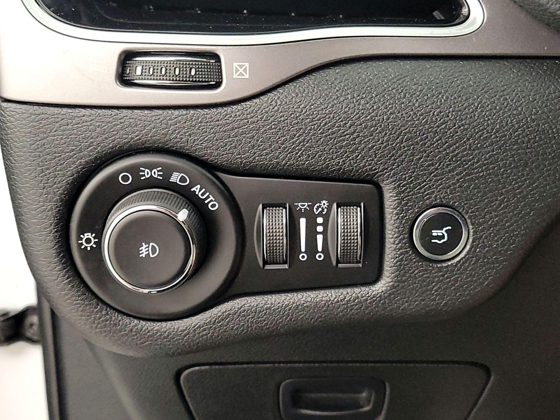 Thumbnail: 2020 Jeep Cherokee - 13
