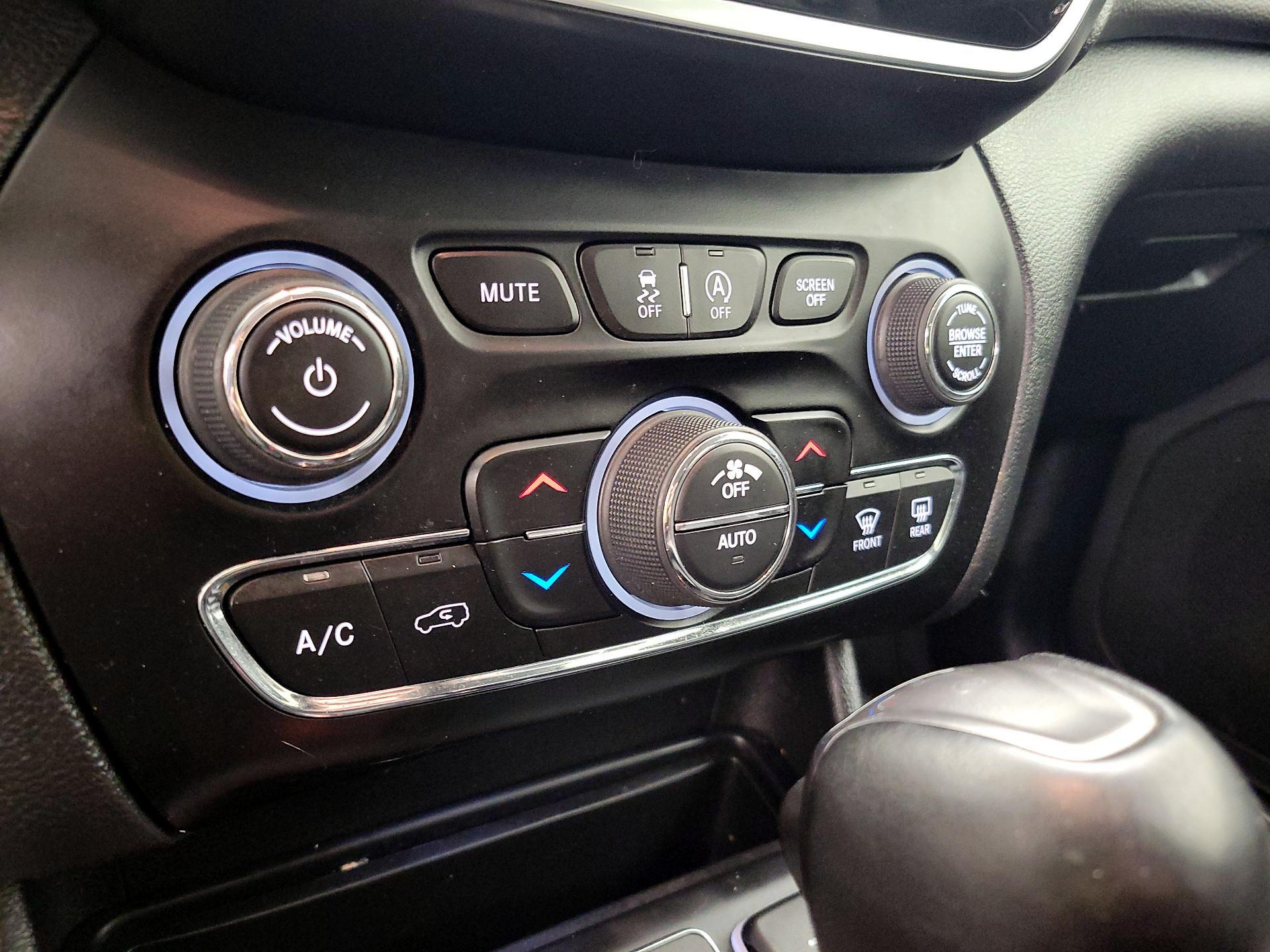 Thumbnail: 2020 Jeep Cherokee - 16