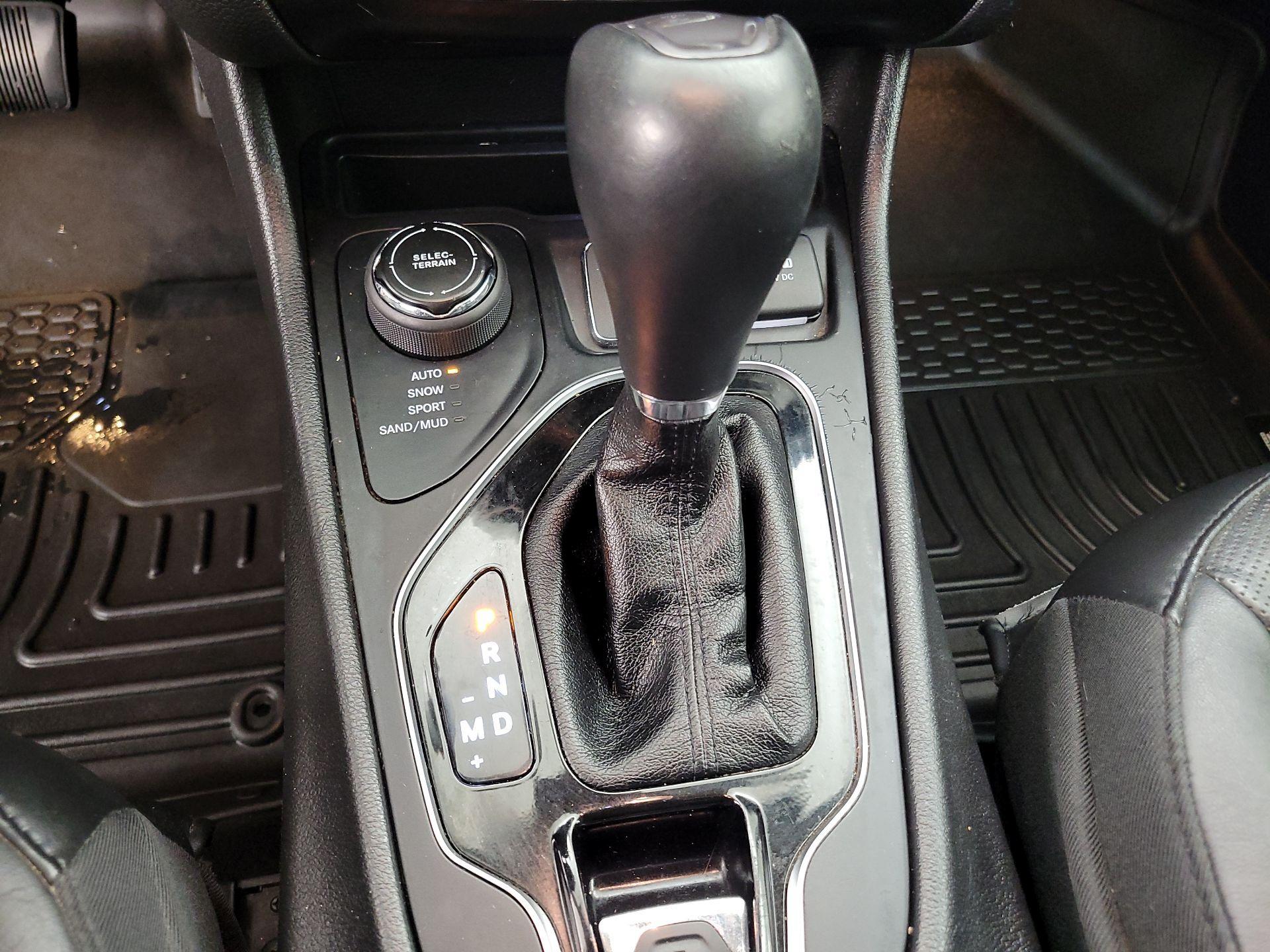 Thumbnail: 2020 Jeep Cherokee - 17