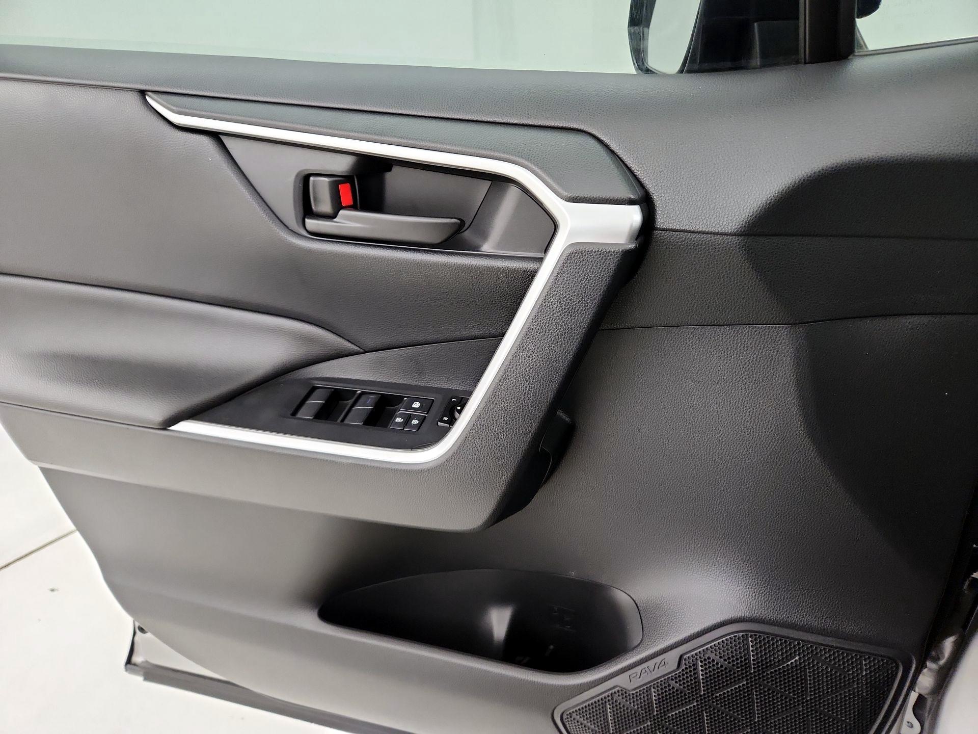 Thumbnail: 2019 Toyota RAV4 - 12