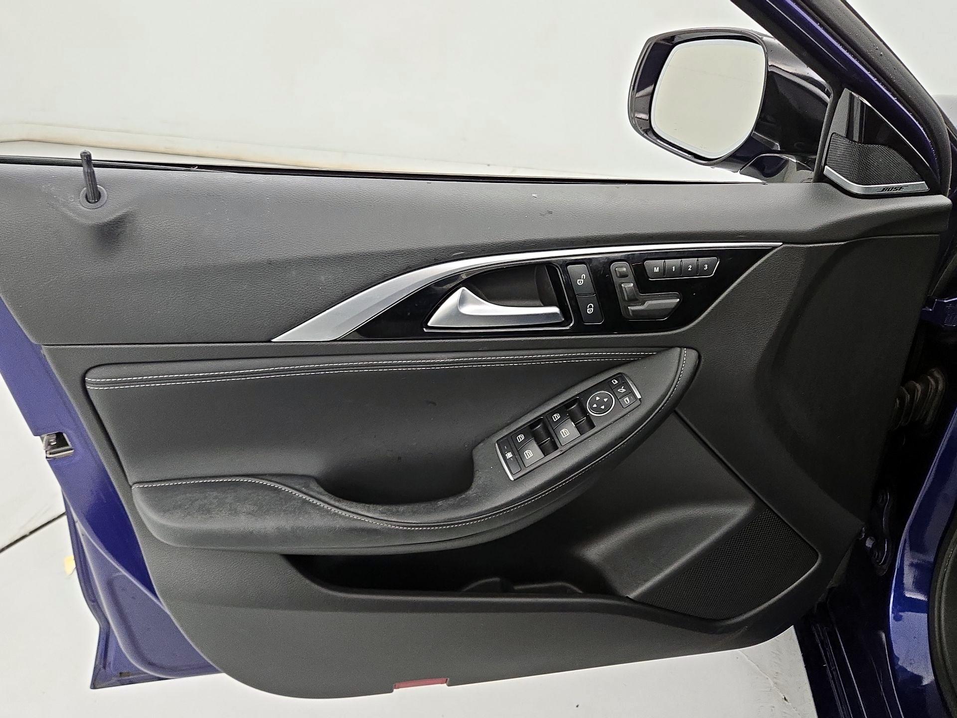 Thumbnail: 2017 INFINITI QX30 - 12