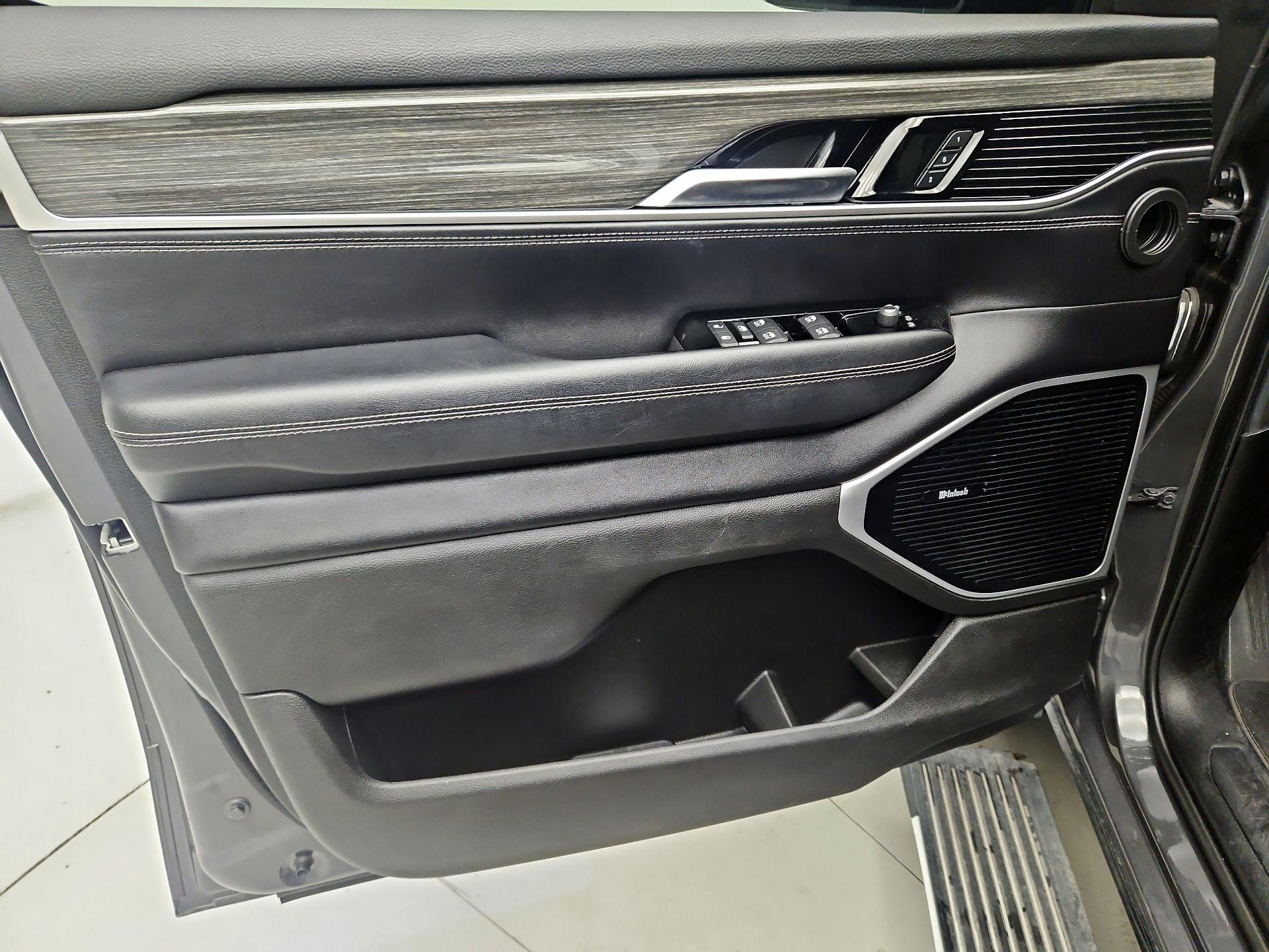 Thumbnail: 2022 Jeep Wagoneer - 12