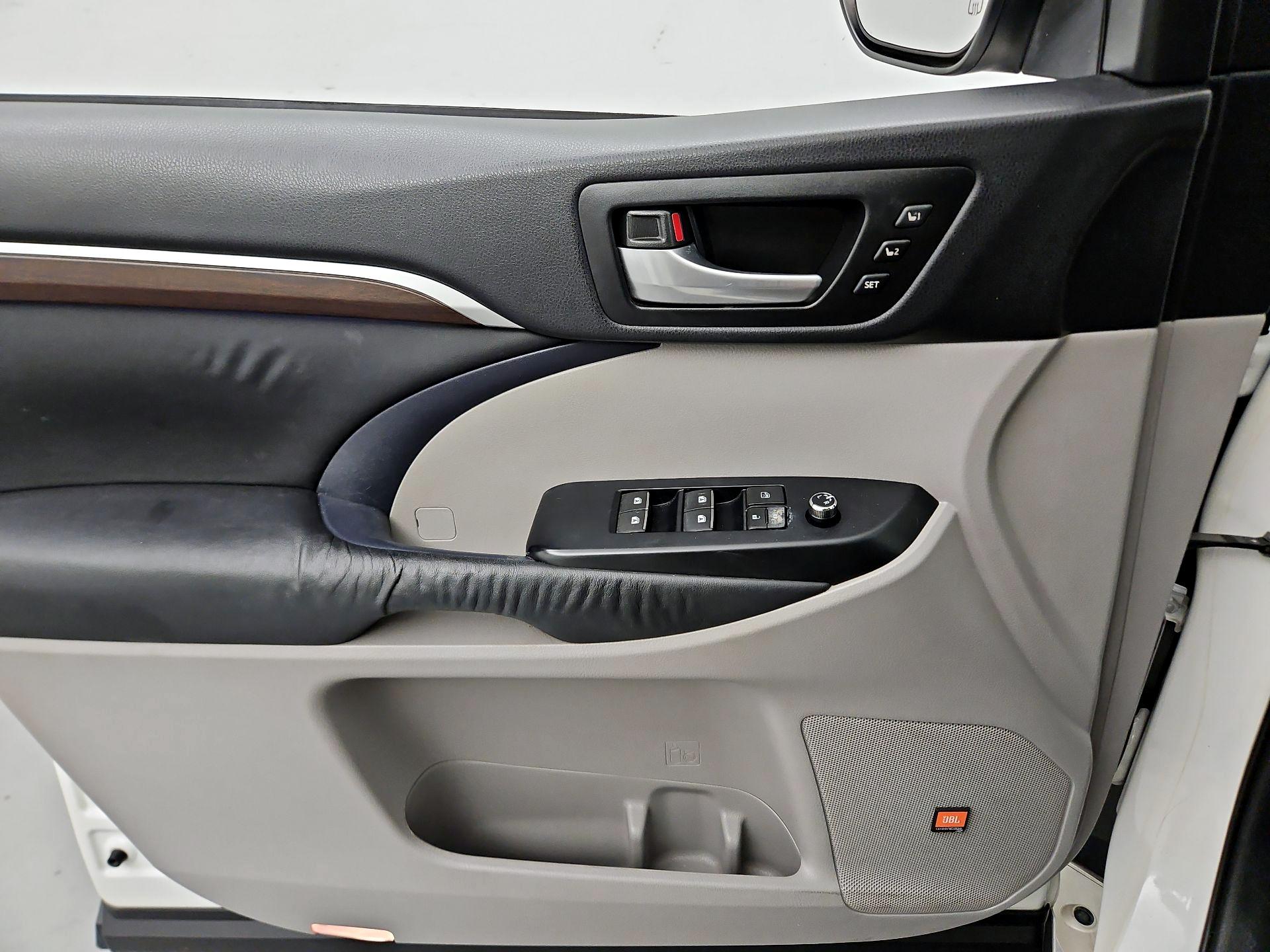 Thumbnail: 2015 Toyota Highlander - 12