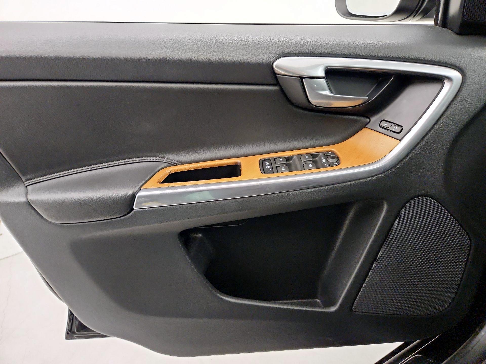 Thumbnail: 2017 Volvo XC60 - 12