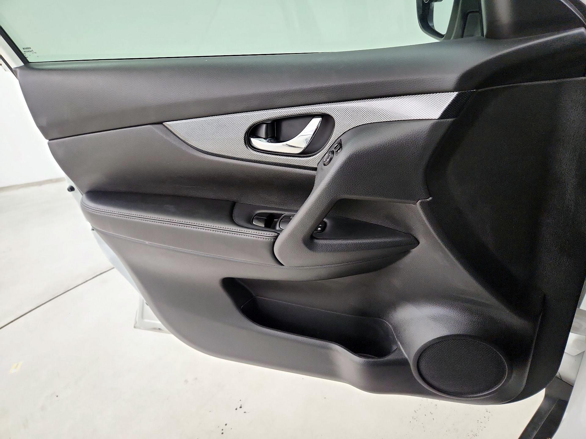 Thumbnail: 2015 Nissan Rogue - 12