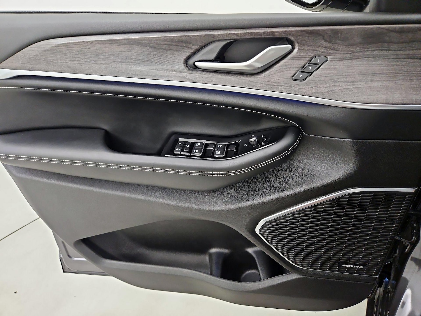 2023 Jeep Grand Cherokee Overland - Photo 13