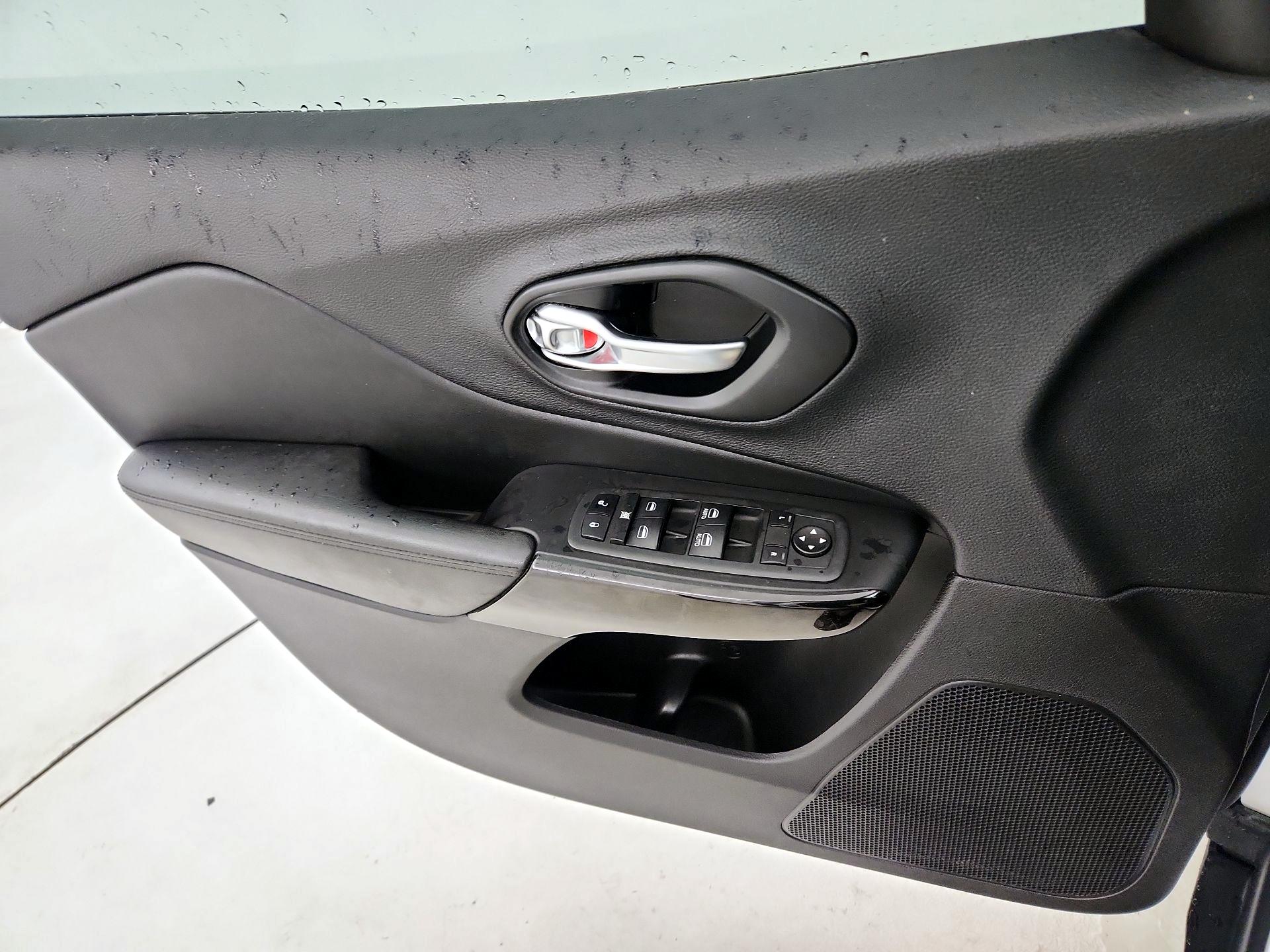 Thumbnail: 2021 Jeep Cherokee - 12