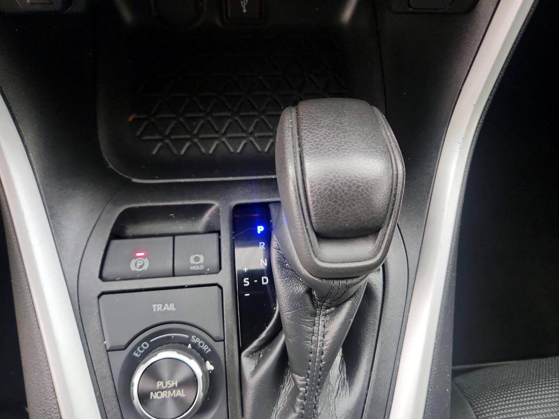 Thumbnail: 2022 Toyota RAV4 - 17