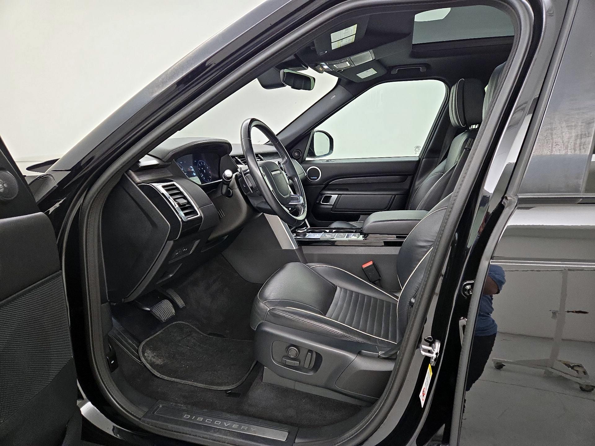 Thumbnail: 2020 Land Rover Discovery - 11