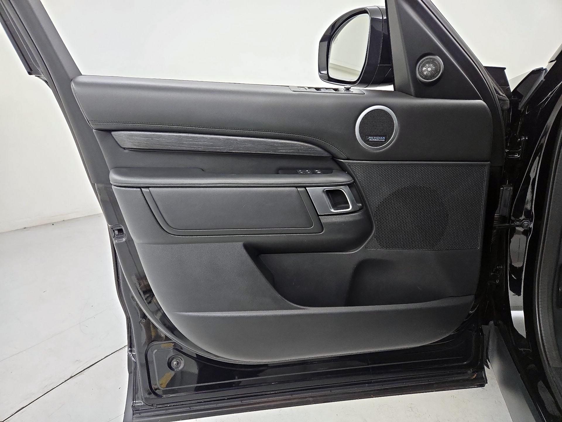 Thumbnail: 2020 Land Rover Discovery - 12