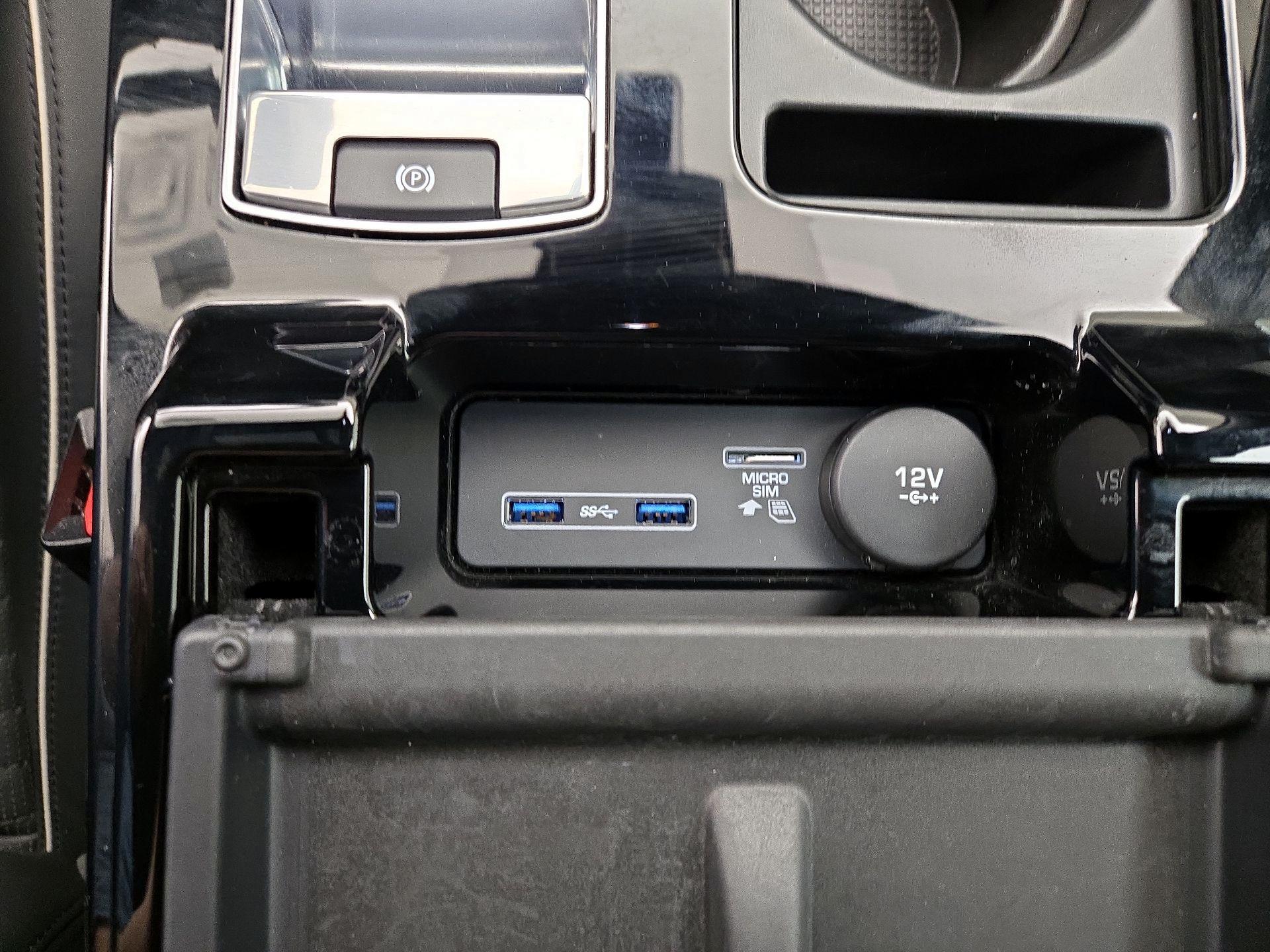 Thumbnail: 2020 Land Rover Discovery - 19