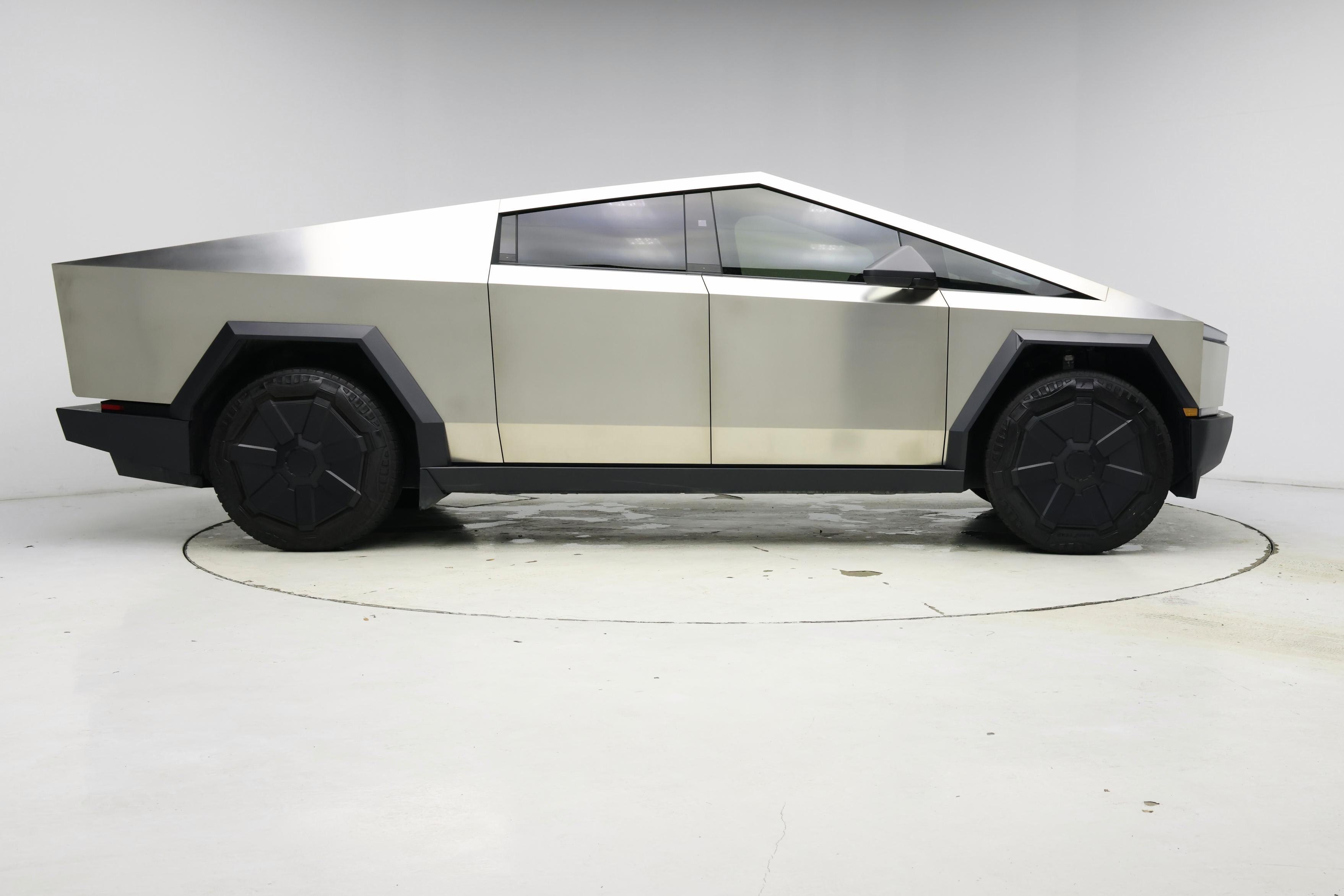 Thumbnail: 2025 Tesla Cybertruck - 7
