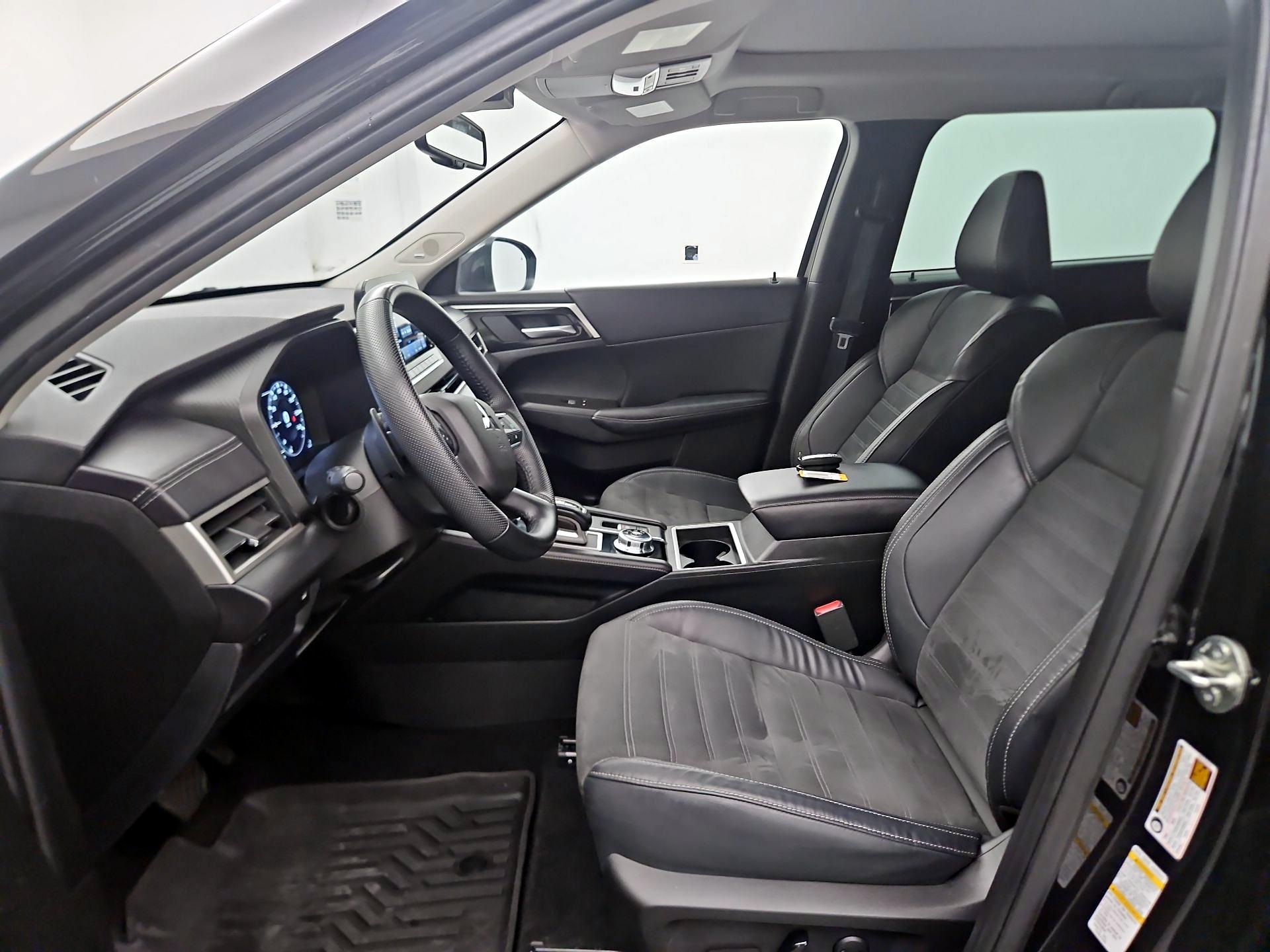 Thumbnail: 2023 Mitsubishi Outlander - 11