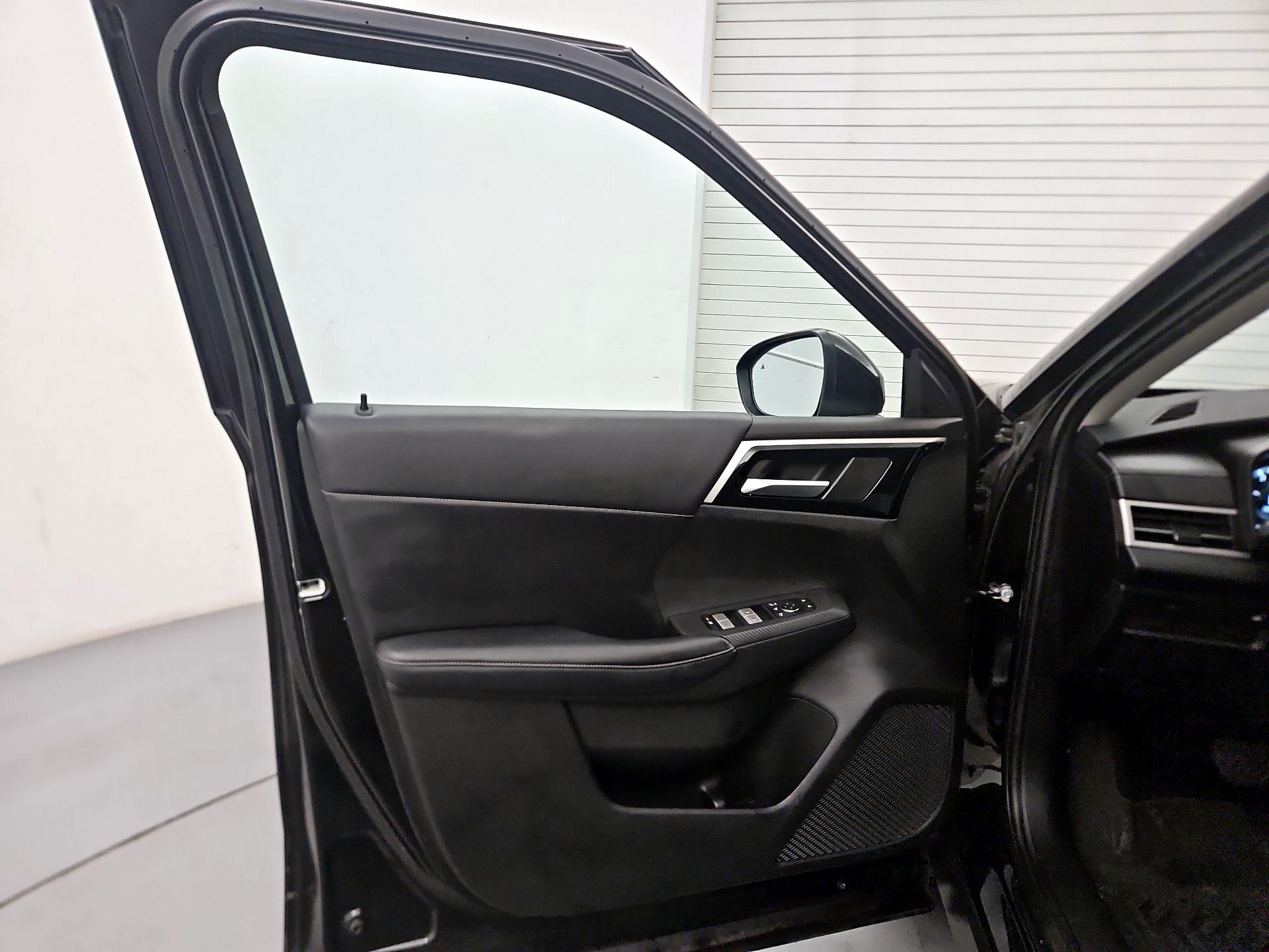 Thumbnail: 2023 Mitsubishi Outlander - 12