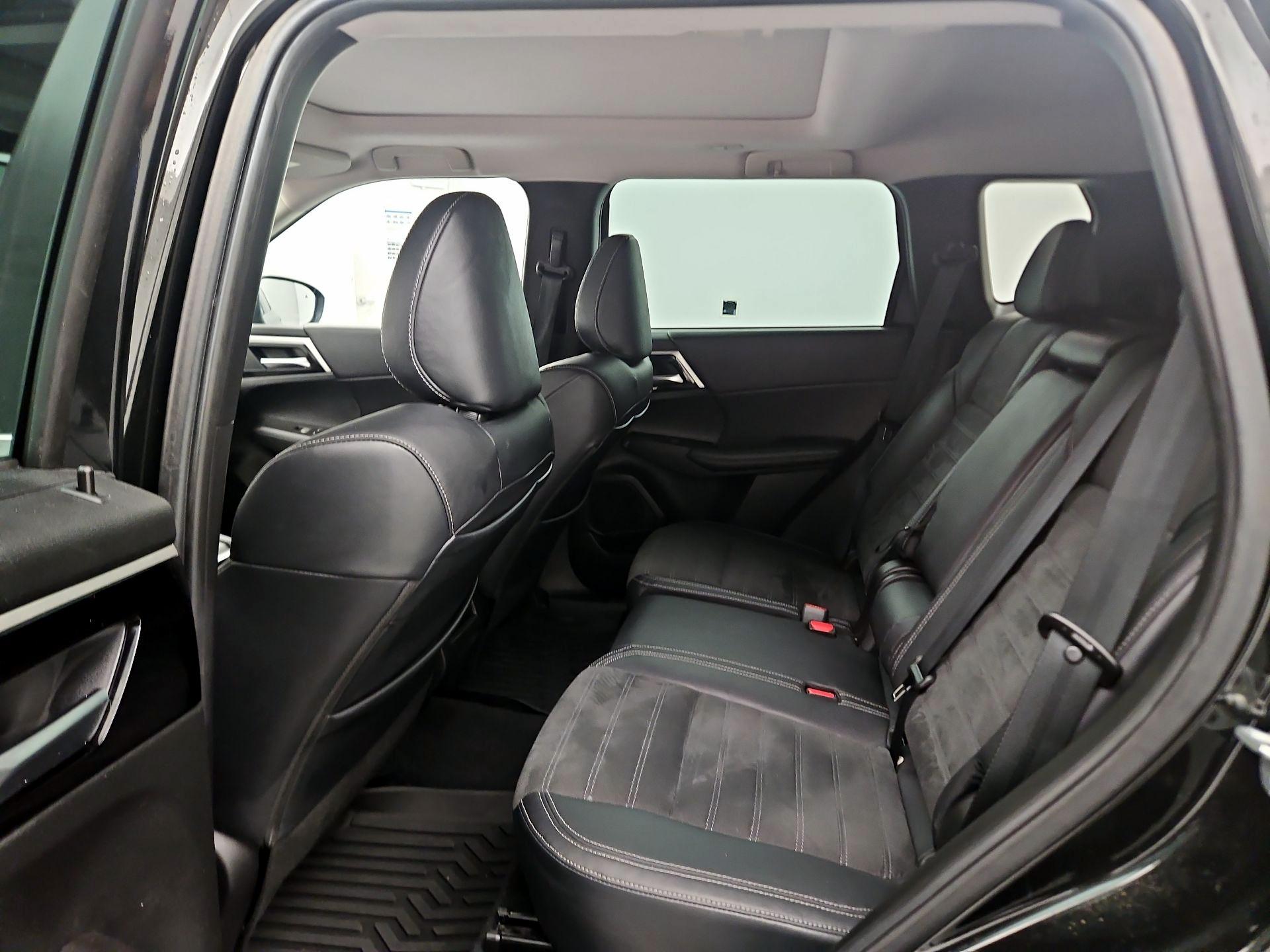 Thumbnail: 2023 Mitsubishi Outlander - 19