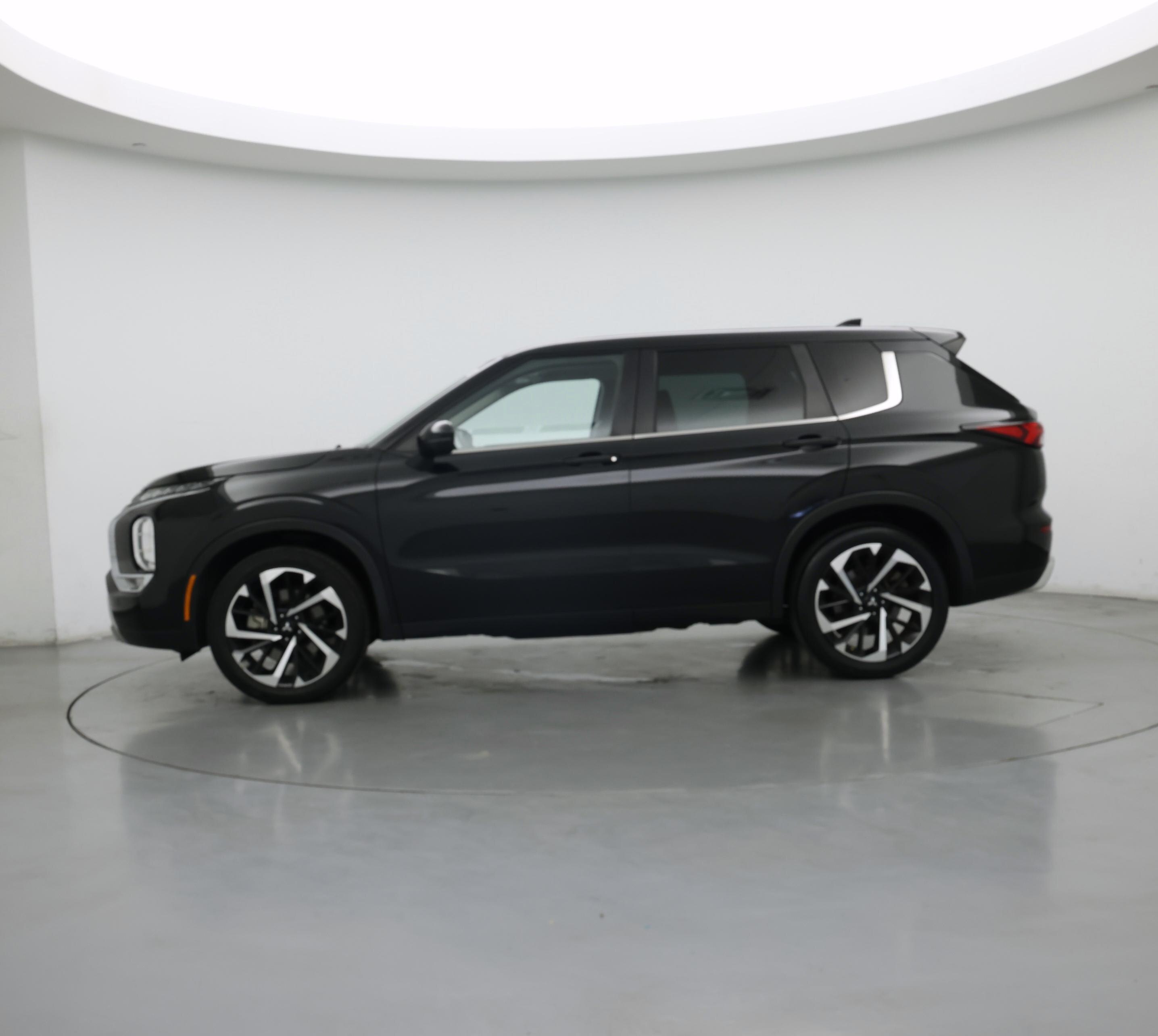 Thumbnail: 2023 Mitsubishi Outlander - 3