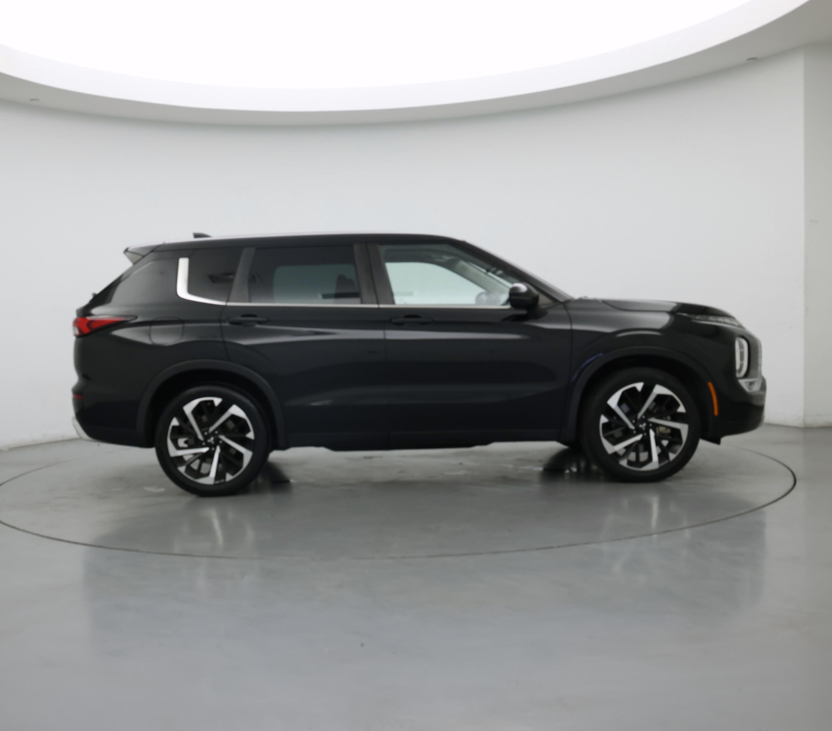 Thumbnail: 2023 Mitsubishi Outlander - 7