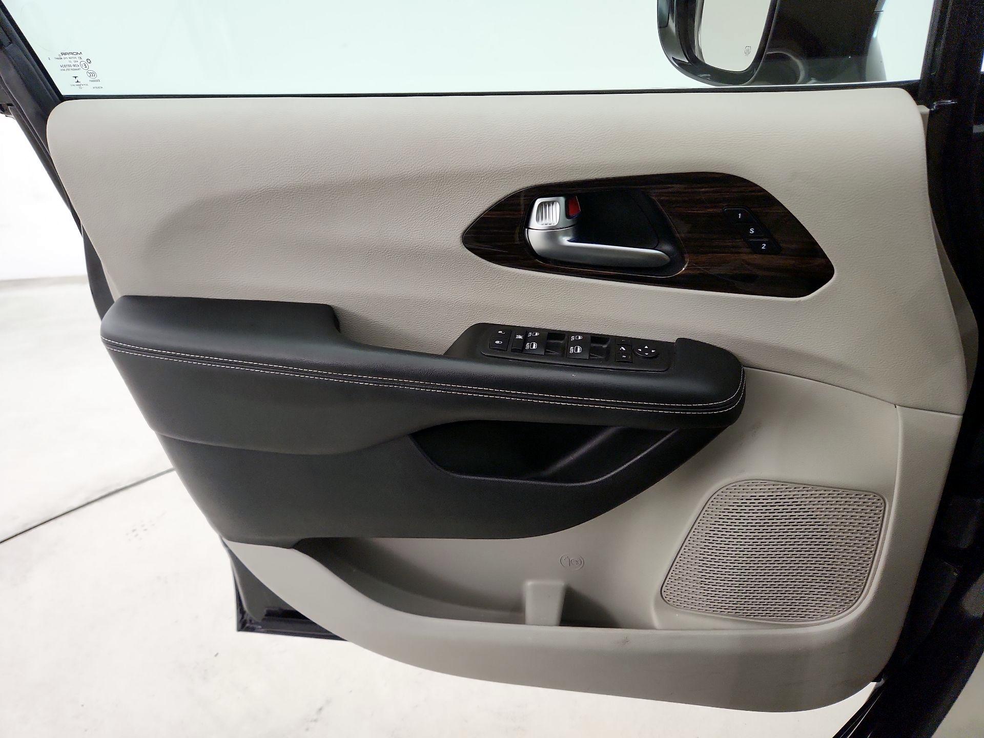 Thumbnail: 2023 Chrysler Pacifica - 12