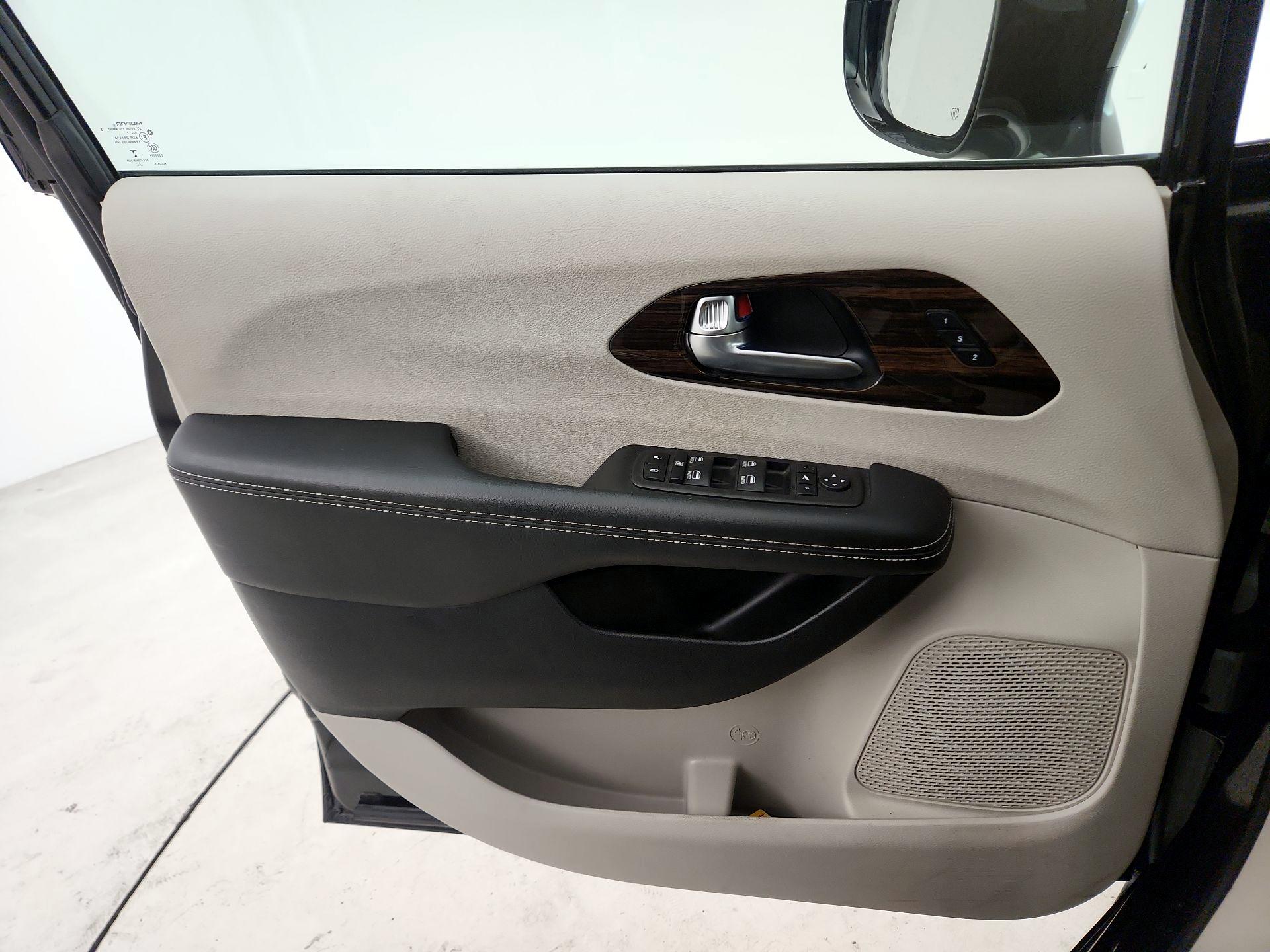 Thumbnail: 2023 Chrysler Pacifica - 10