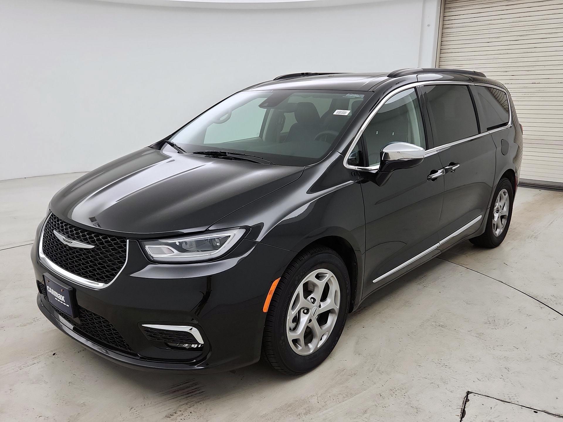 Thumbnail: 2023 Chrysler Pacifica - 3