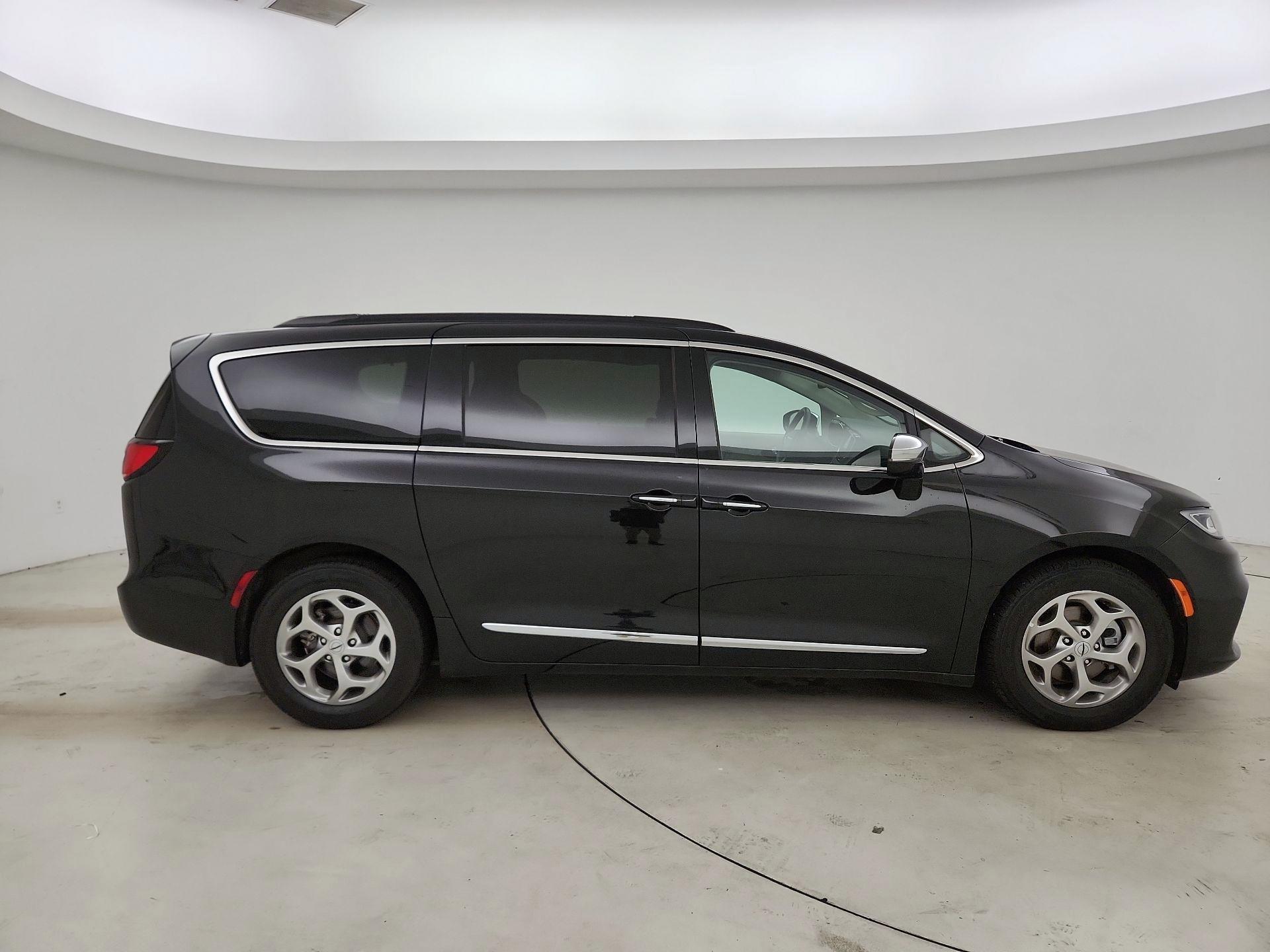 Thumbnail: 2023 Chrysler Pacifica - 4