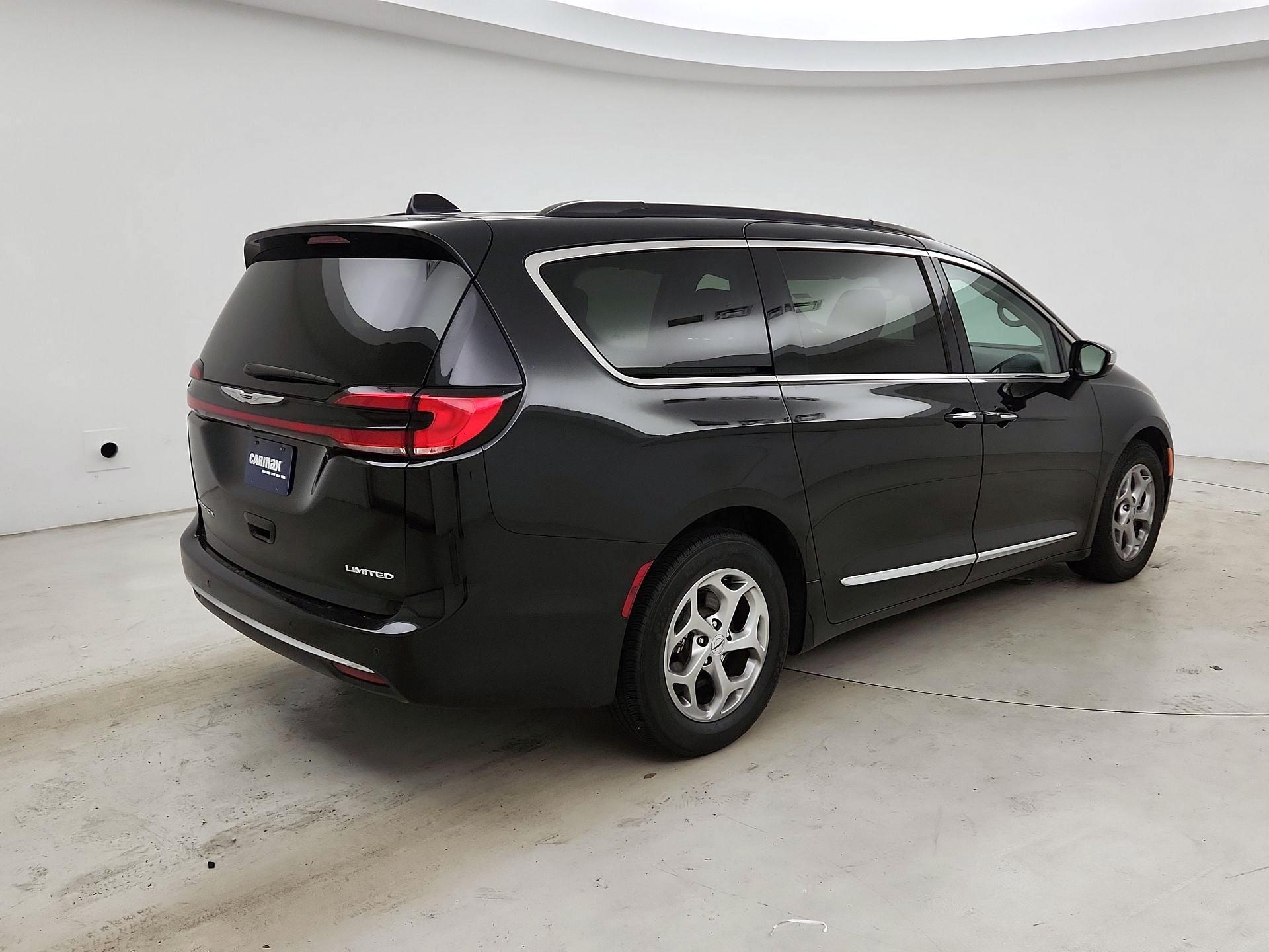 Thumbnail: 2023 Chrysler Pacifica - 5