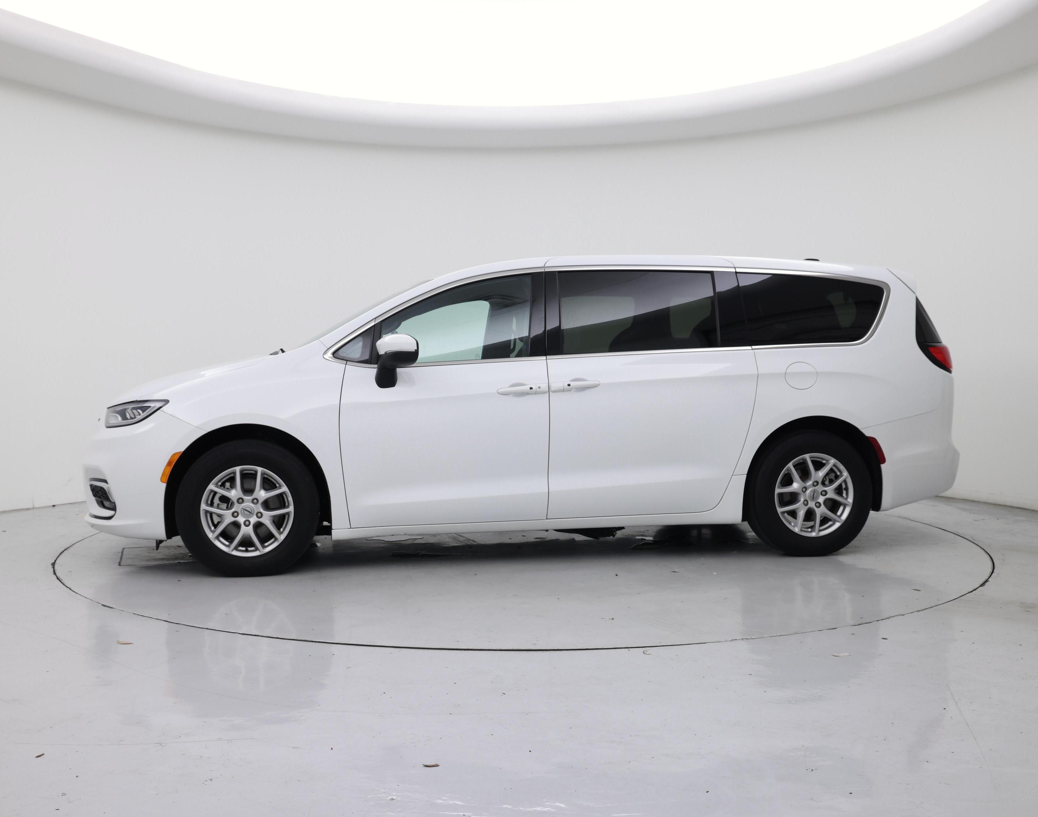 Thumbnail: 2023 Chrysler Pacifica - 3