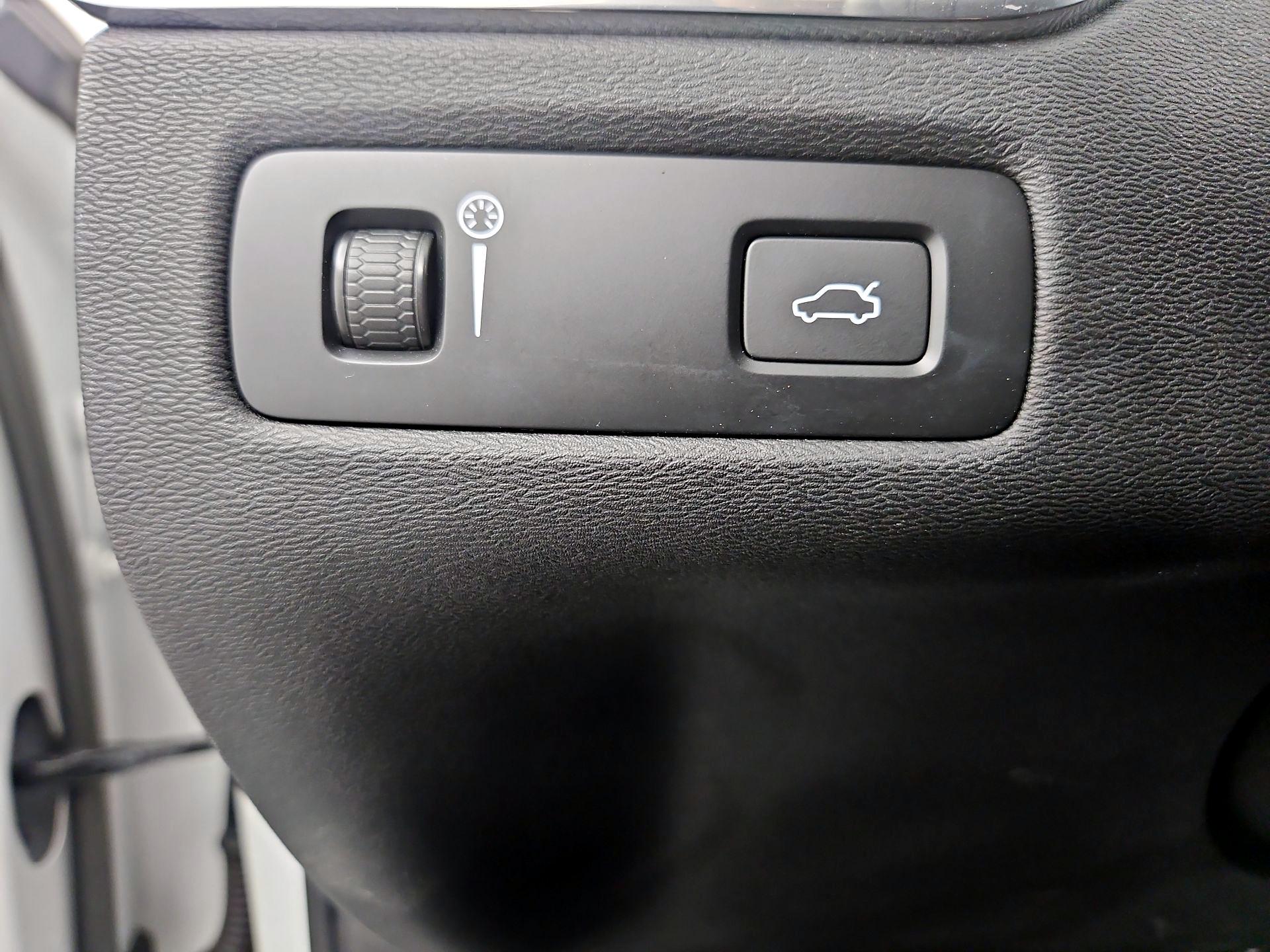 Thumbnail: 2022 Volvo XC60 - 13