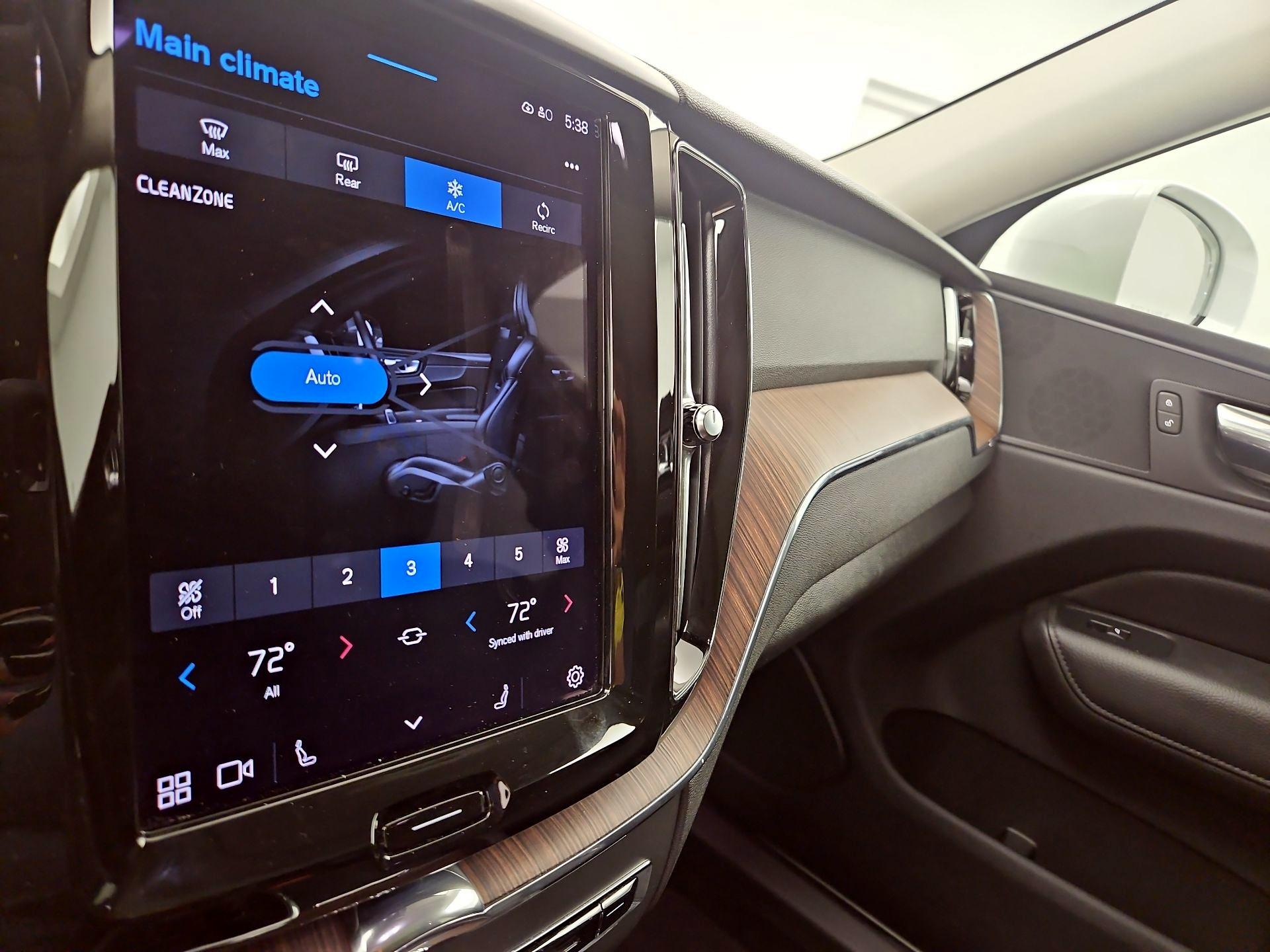 Thumbnail: 2022 Volvo XC60 - 15