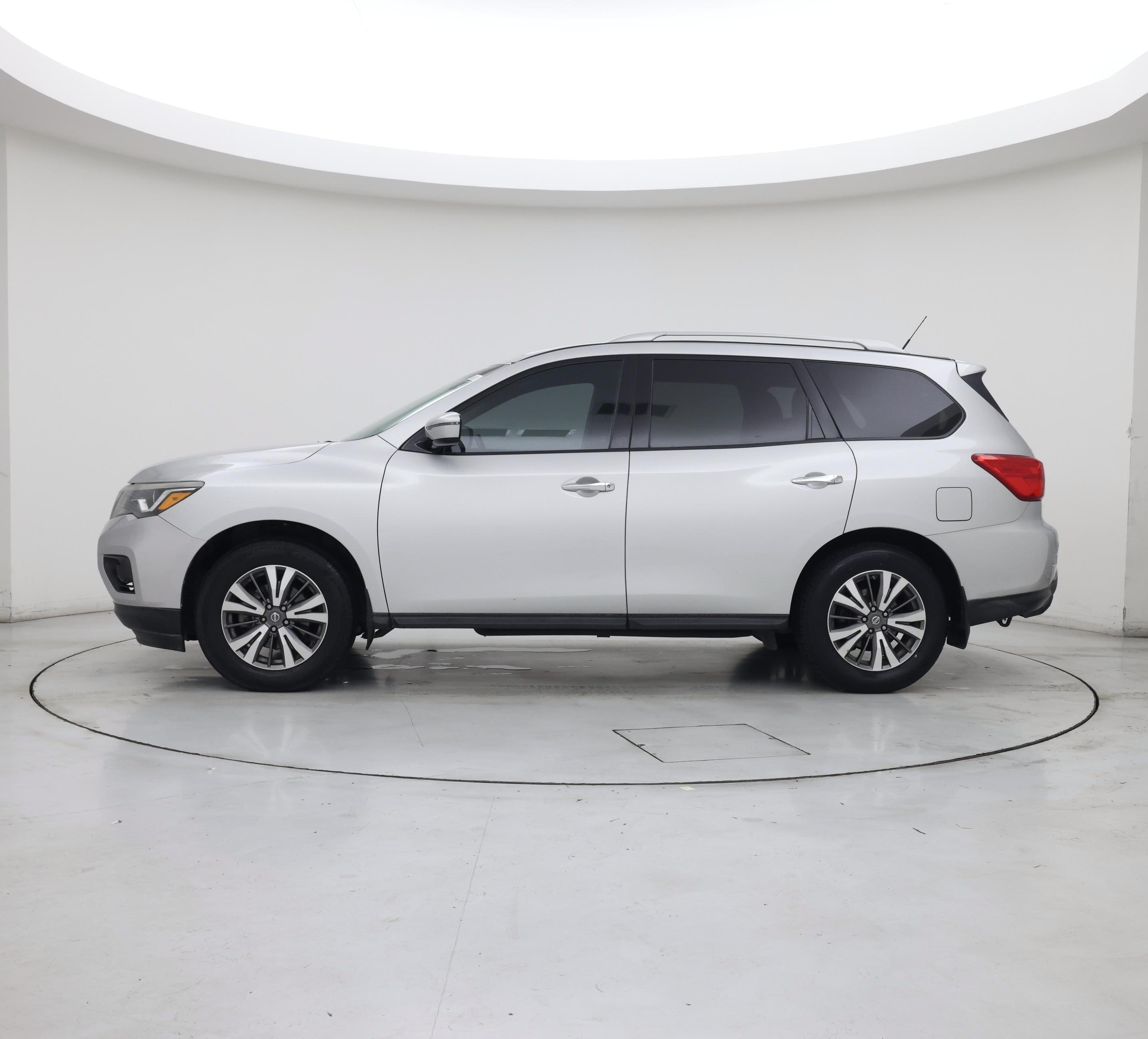 Thumbnail: 2017 Nissan Pathfinder - 3