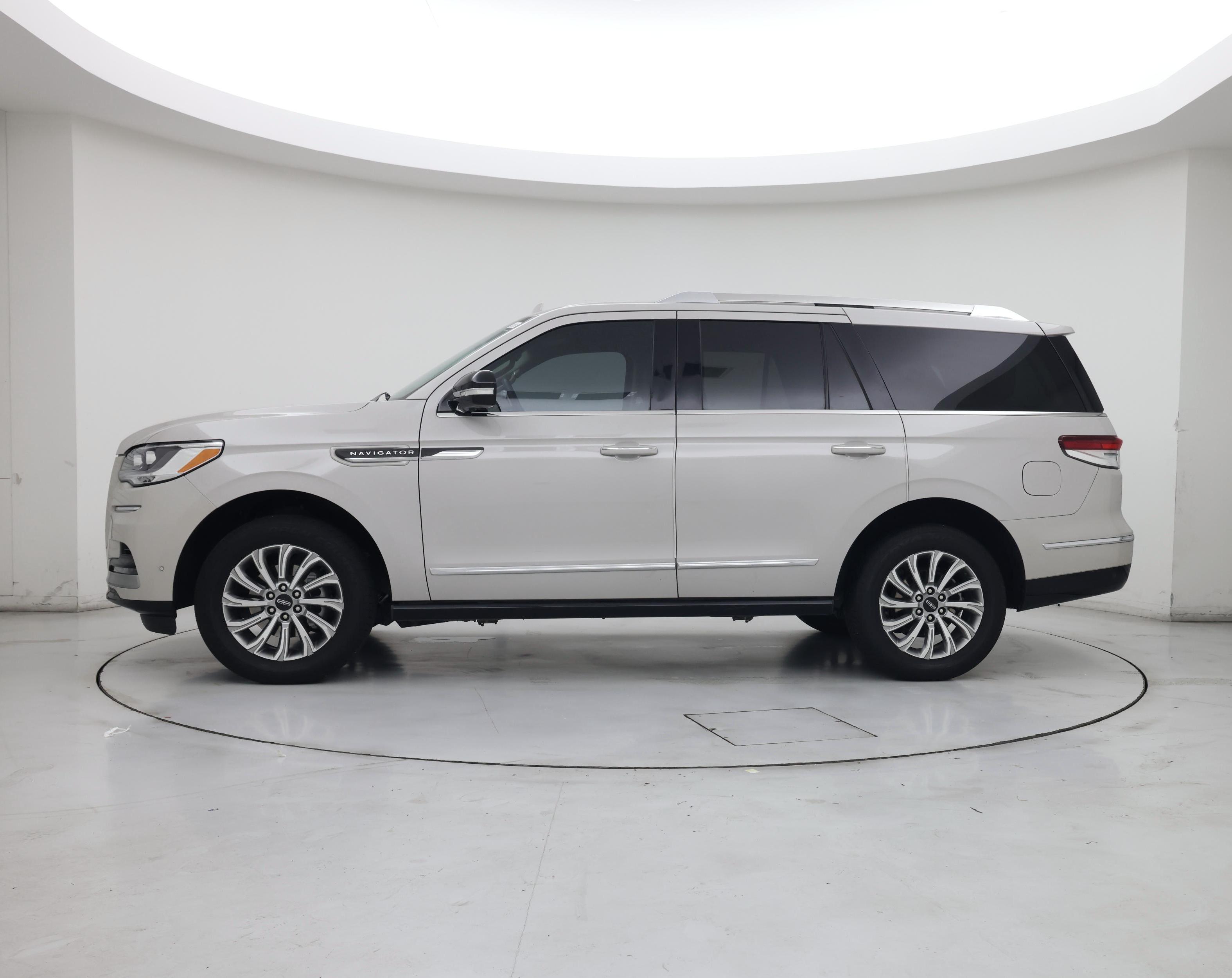 Thumbnail: 2024 Lincoln Navigator - 3