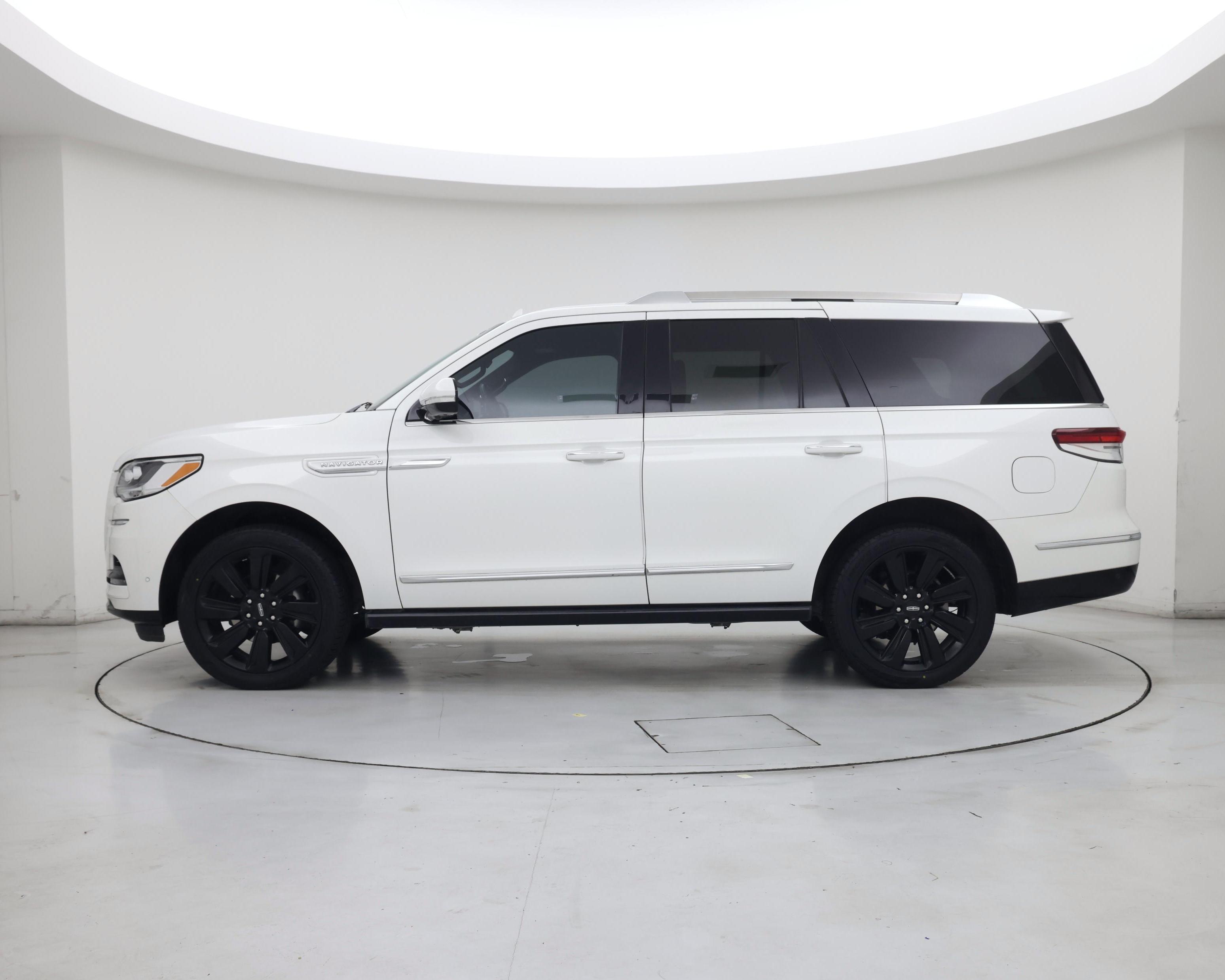 Thumbnail: 2024 Lincoln Navigator - 3