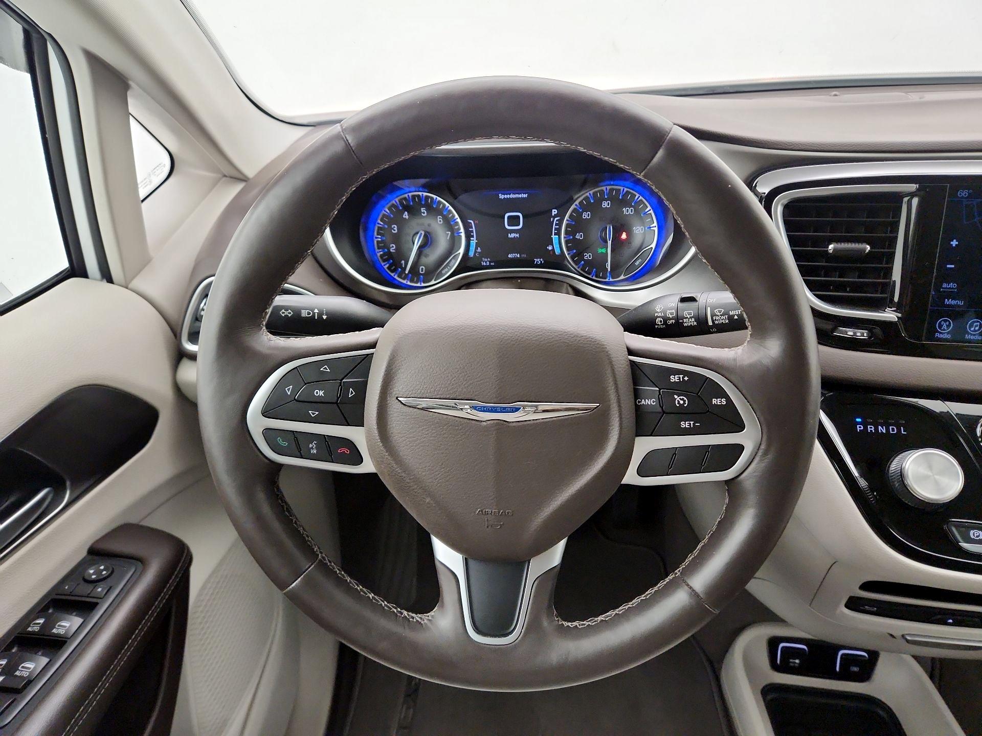 Thumbnail: 2017 Chrysler Pacifica - 10