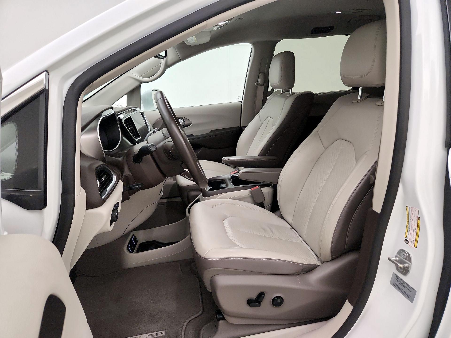 Thumbnail: 2017 Chrysler Pacifica - 11