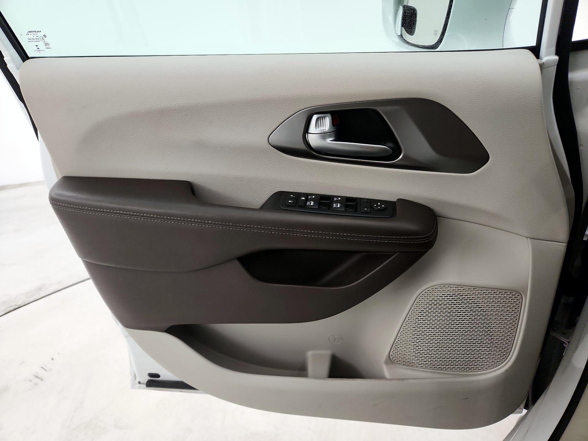 Thumbnail: 2017 Chrysler Pacifica - 12