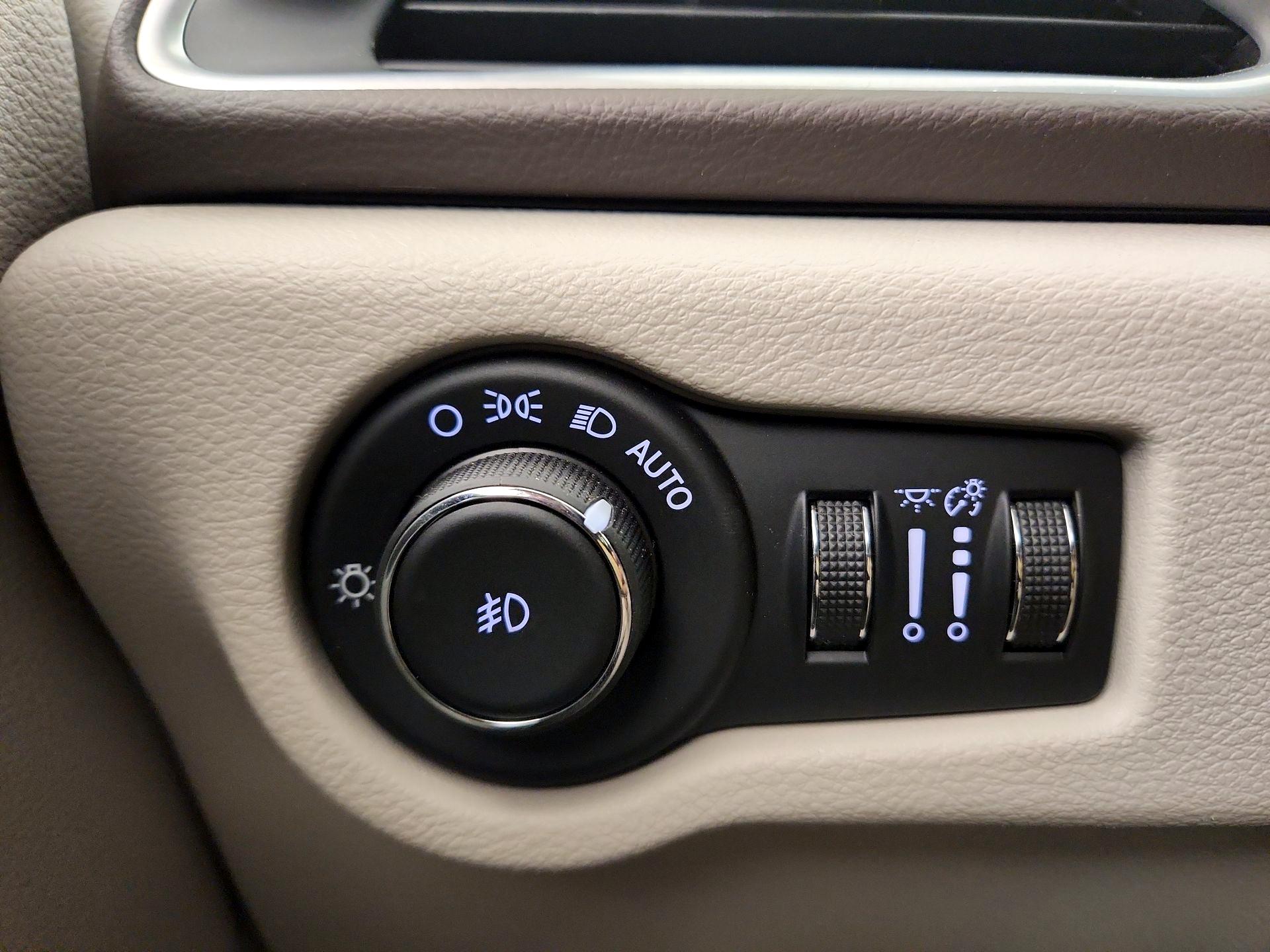 Thumbnail: 2017 Chrysler Pacifica - 13