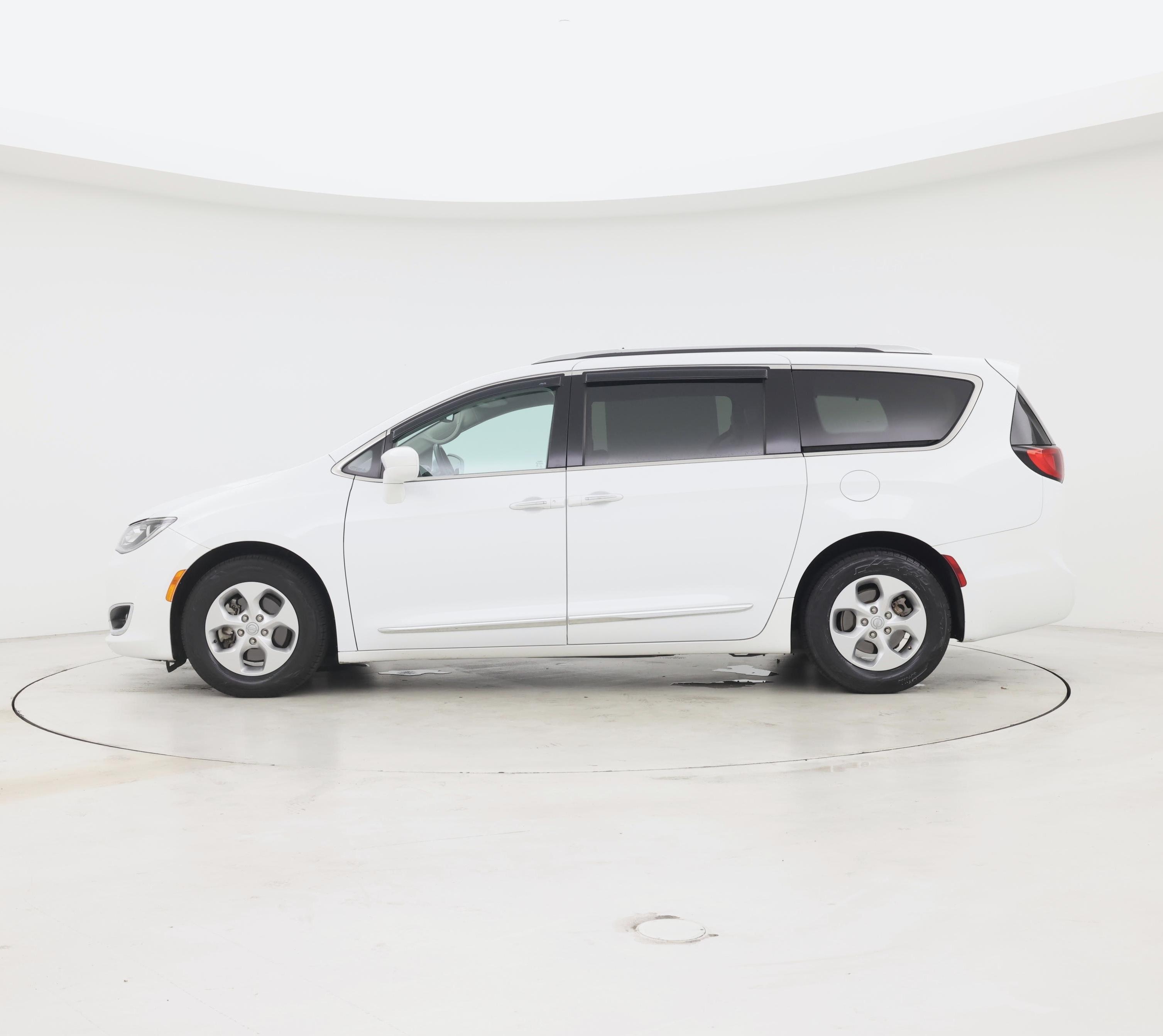 Thumbnail: 2017 Chrysler Pacifica - 3