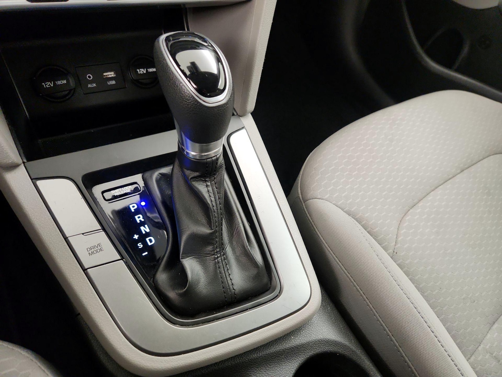2020 Hyundai Elantra SE - Photo 18