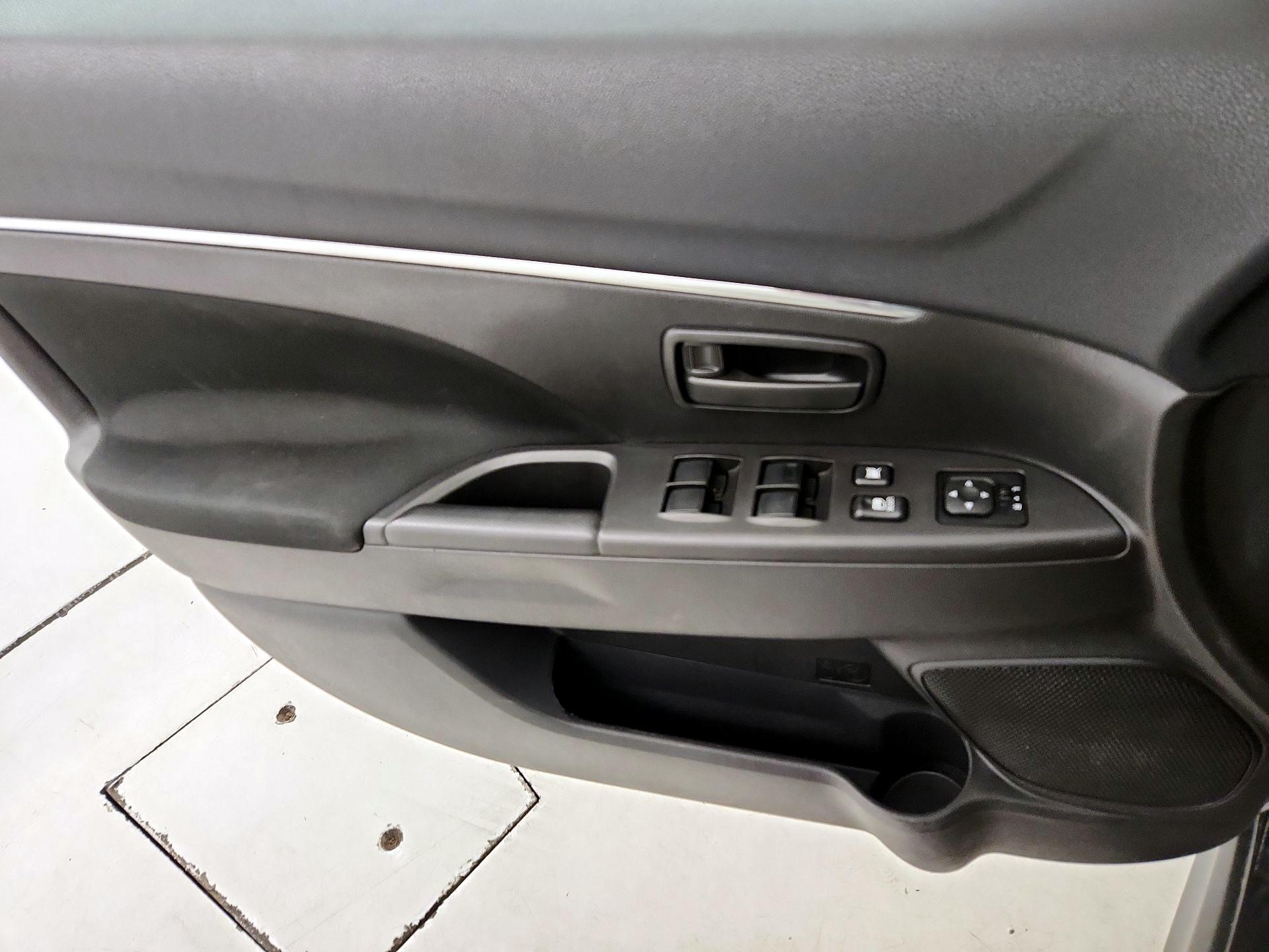 Thumbnail: 2015 Mitsubishi Outlander Sport - 12