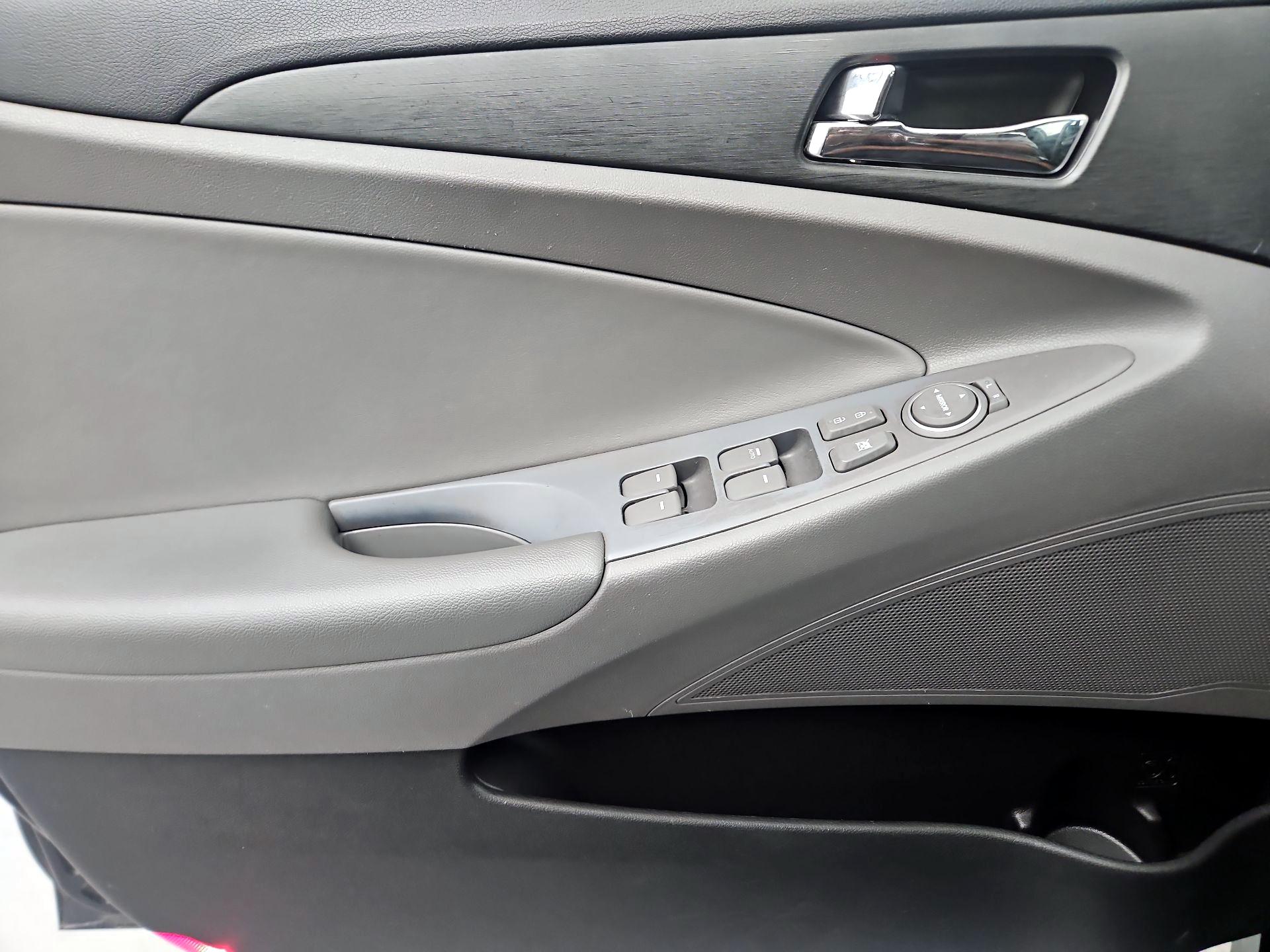 Thumbnail: 2014 Hyundai Sonata - 12