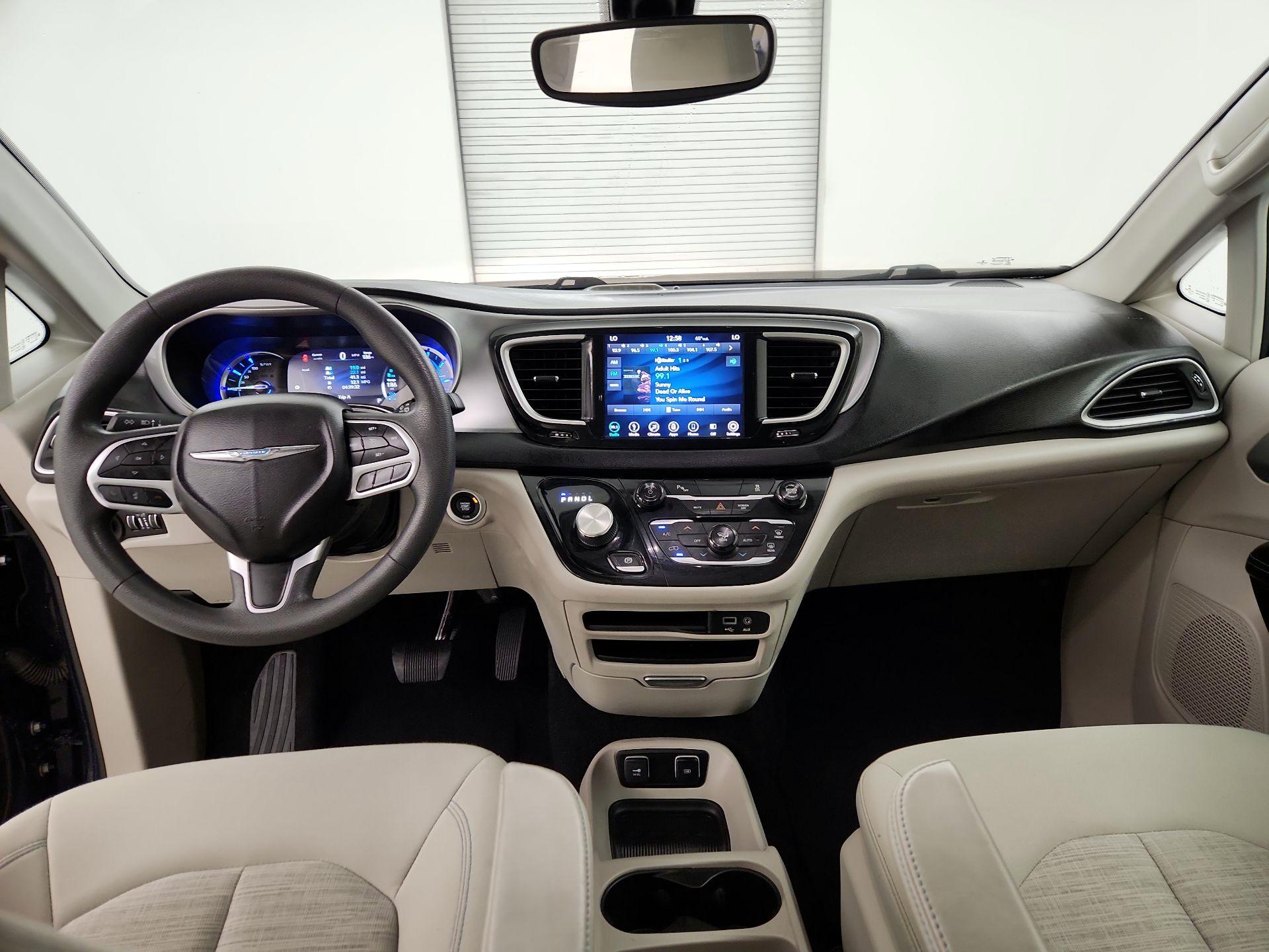 Thumbnail: 2018 Chrysler Pacifica - 9