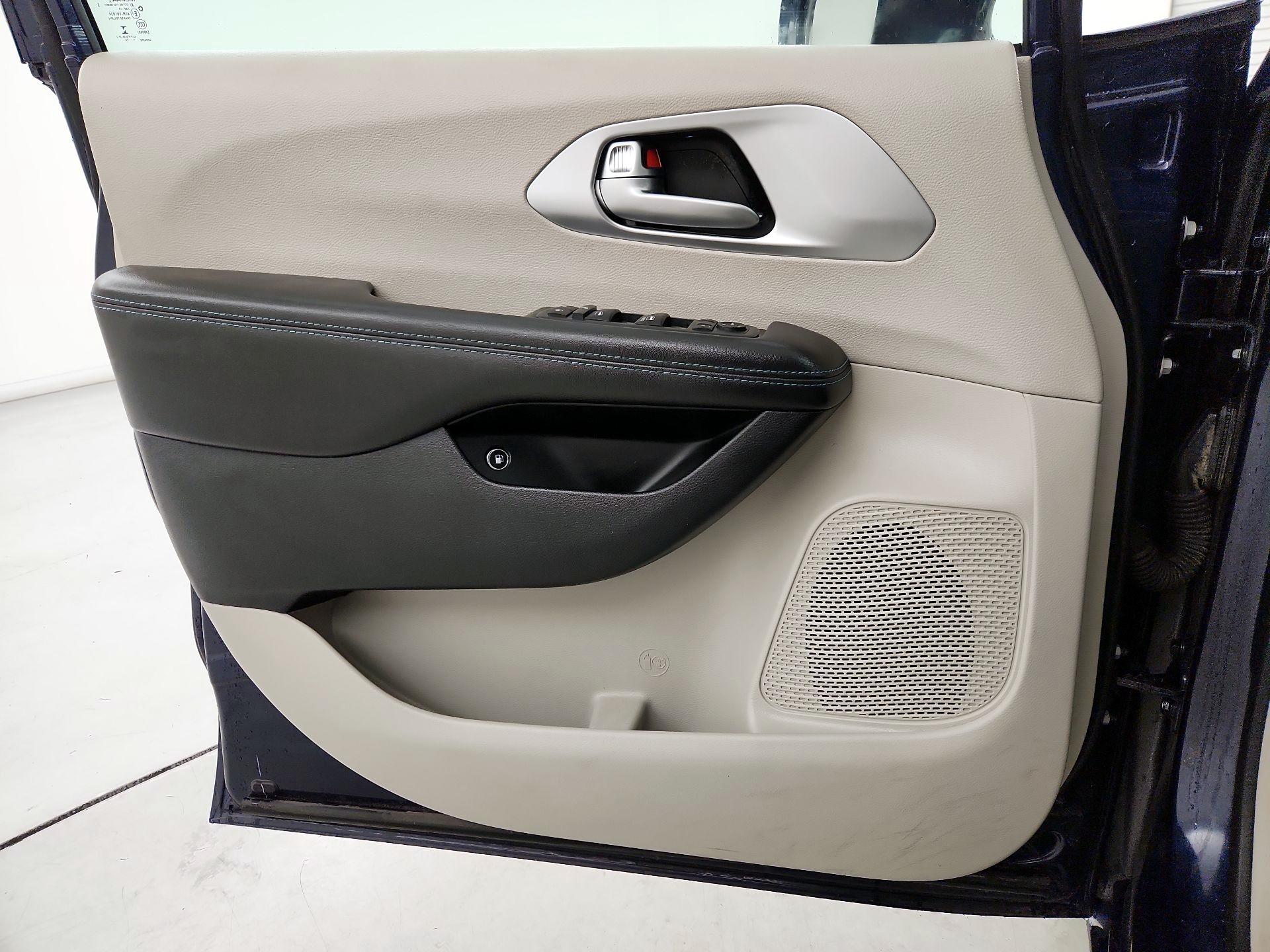 Thumbnail: 2018 Chrysler Pacifica - 12