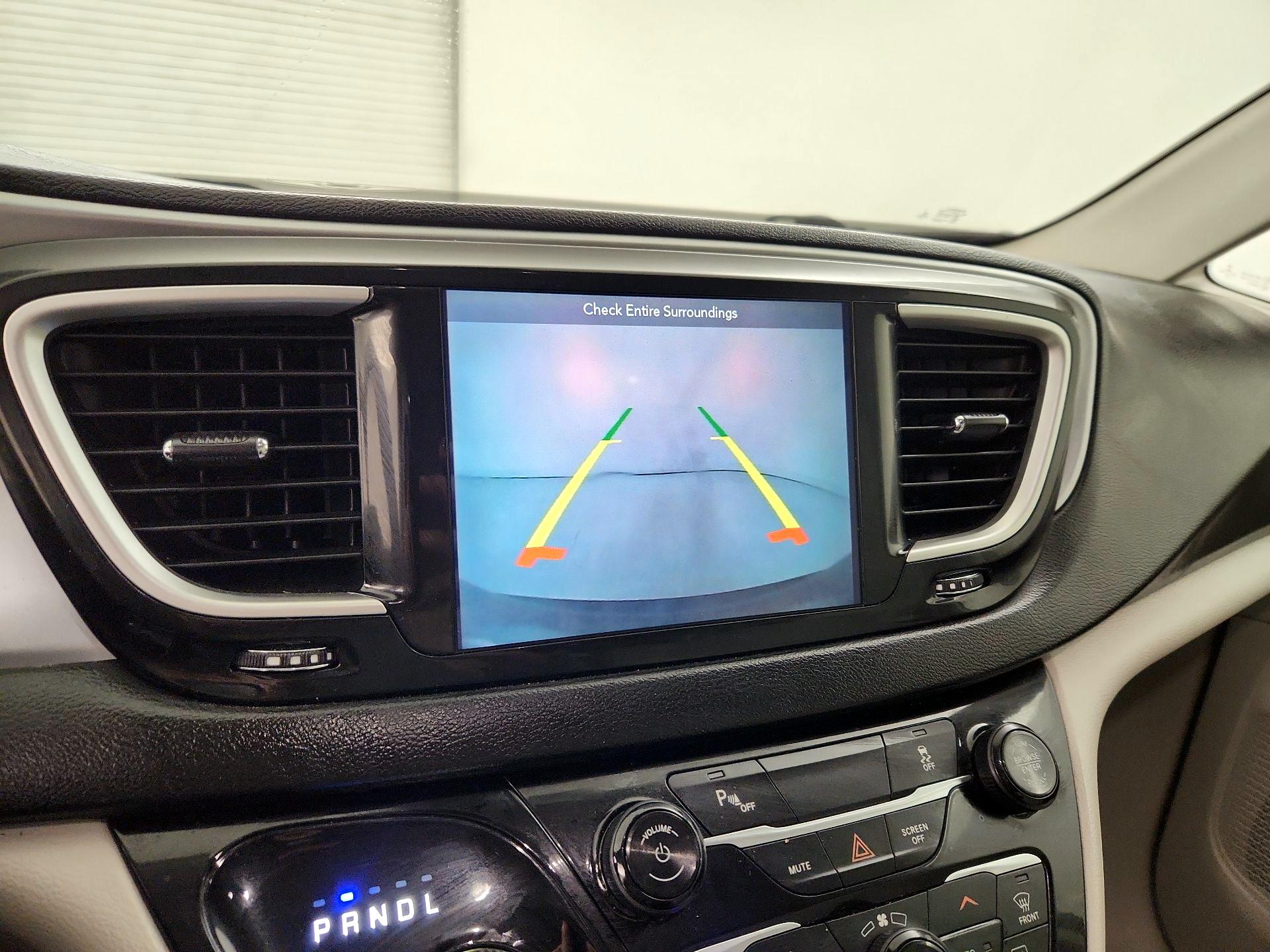 Thumbnail: 2018 Chrysler Pacifica - 14