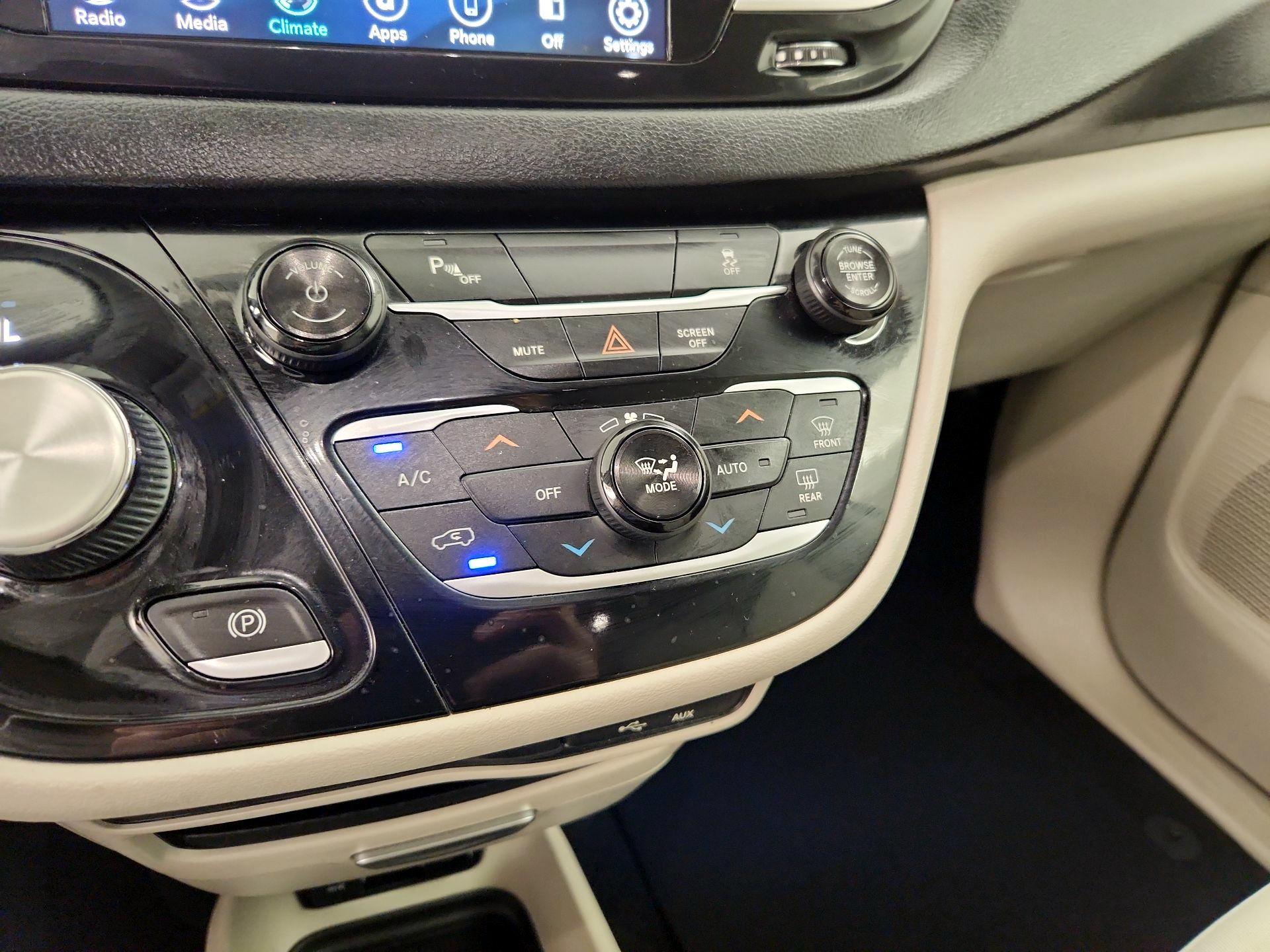 Thumbnail: 2018 Chrysler Pacifica - 16