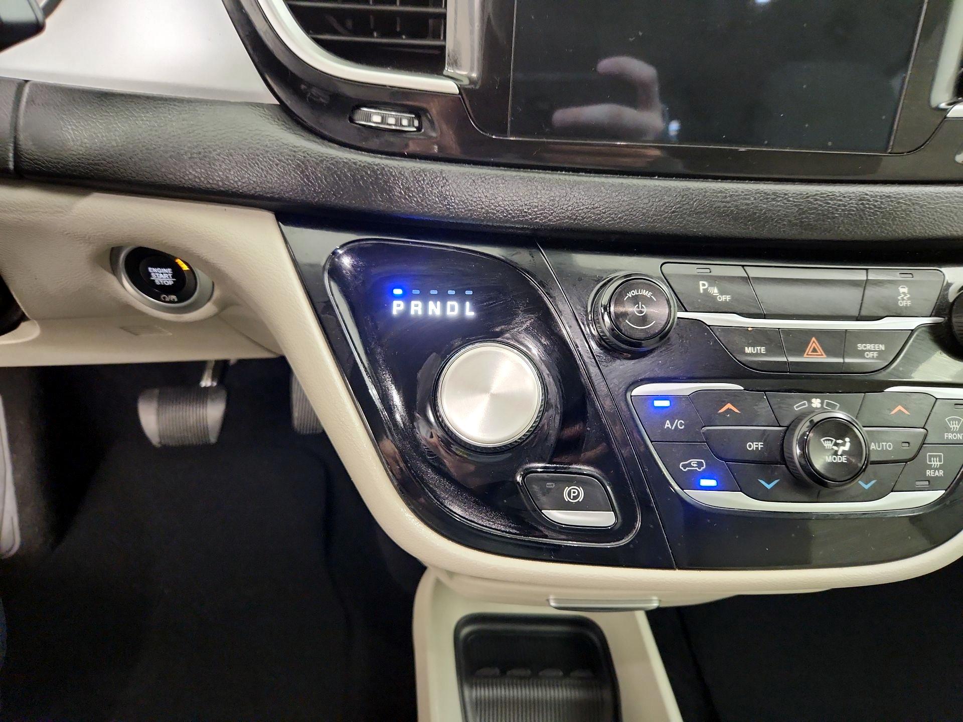 Thumbnail: 2018 Chrysler Pacifica - 17